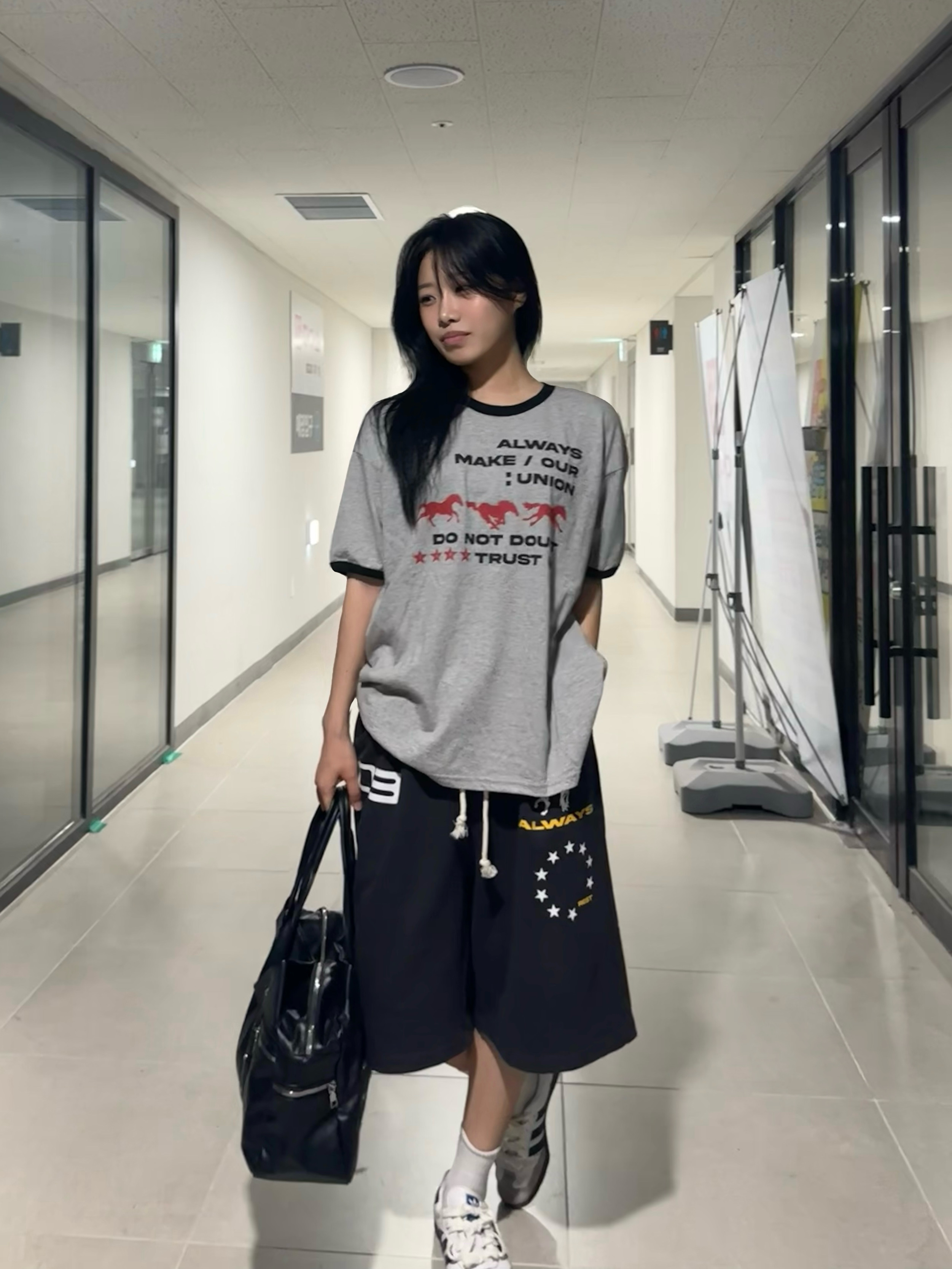AMOU Horse One Tuck Bermuda Pants Black, AMOU Runing Horse Ringer T-Shirts Gray 착용 스타일 - 1