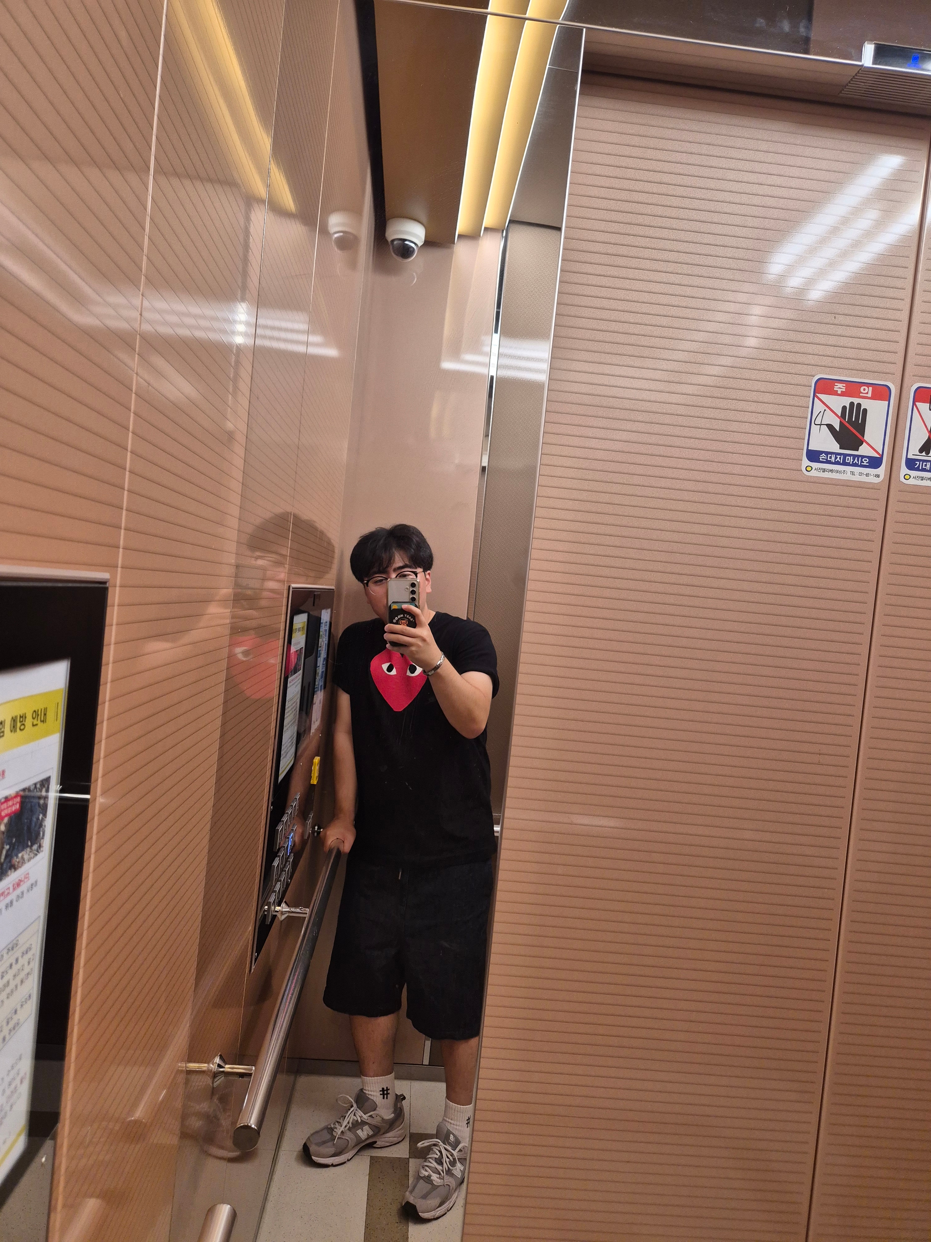 Play Comme des Garcons Red Heart T-Shirt Black 착용 스타일