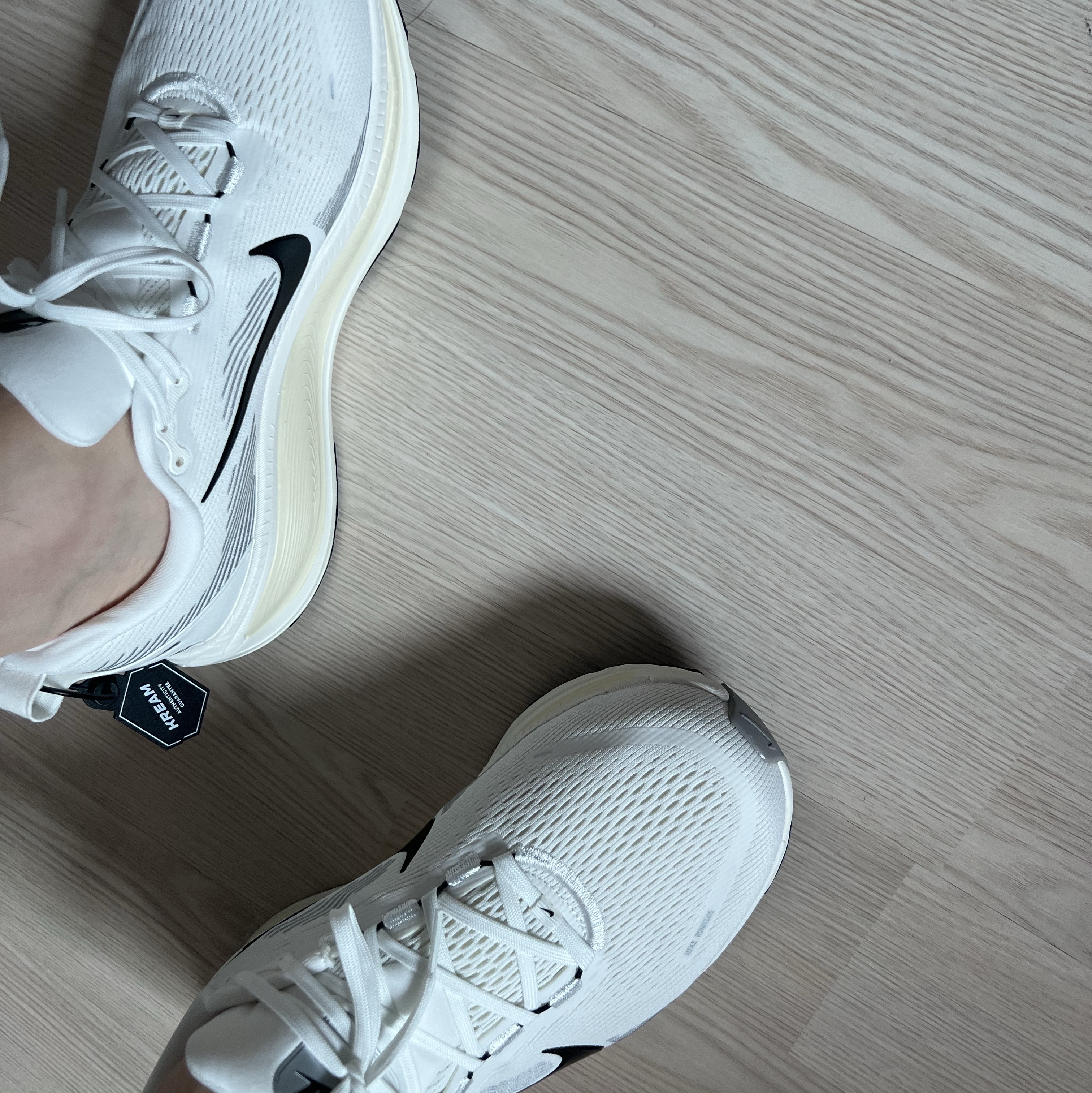 Nike Vomero 18 Summit White Coconut Milk 착용 스타일