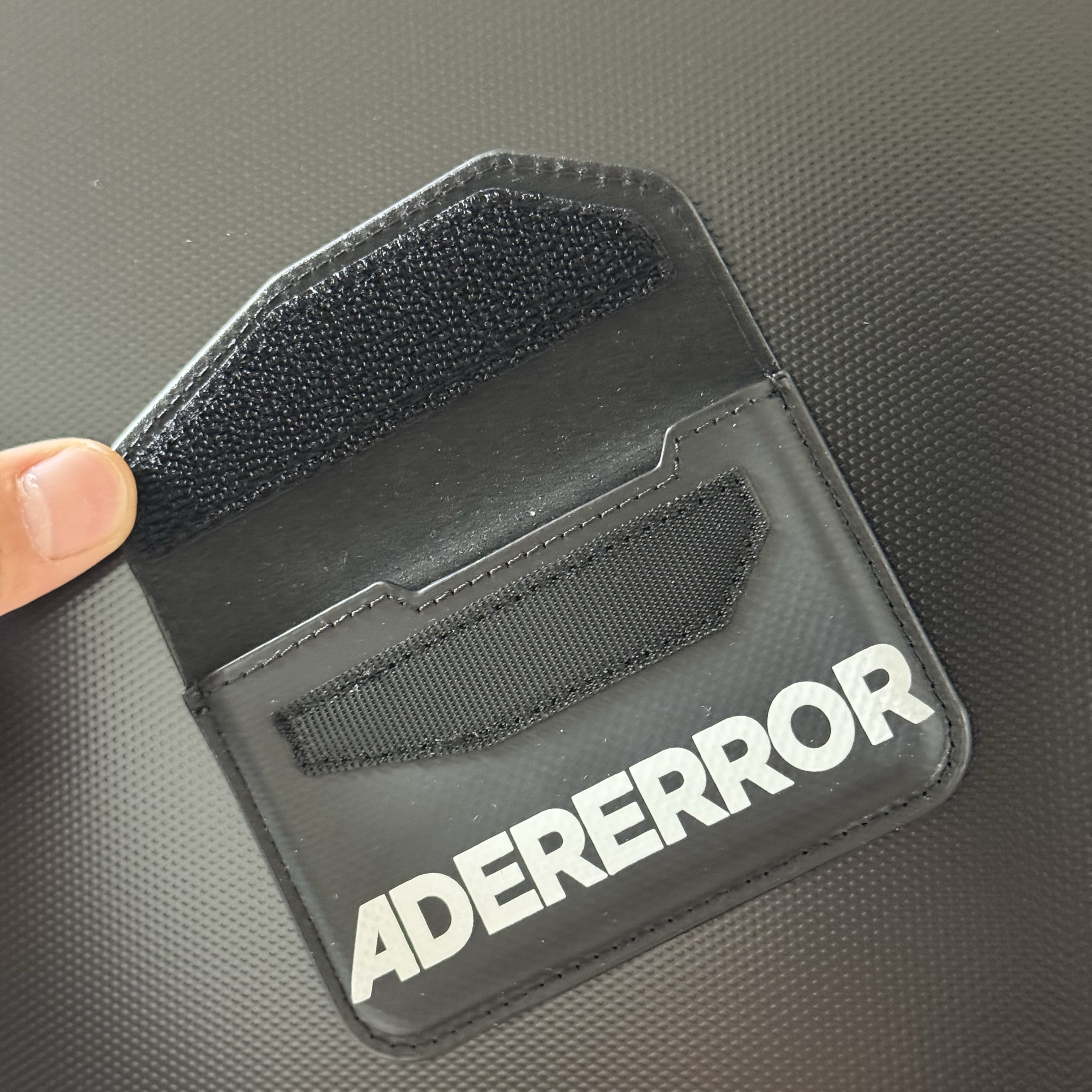 Ader Error Standic Magsafe Wallet Noir 착용 스타일 - 3