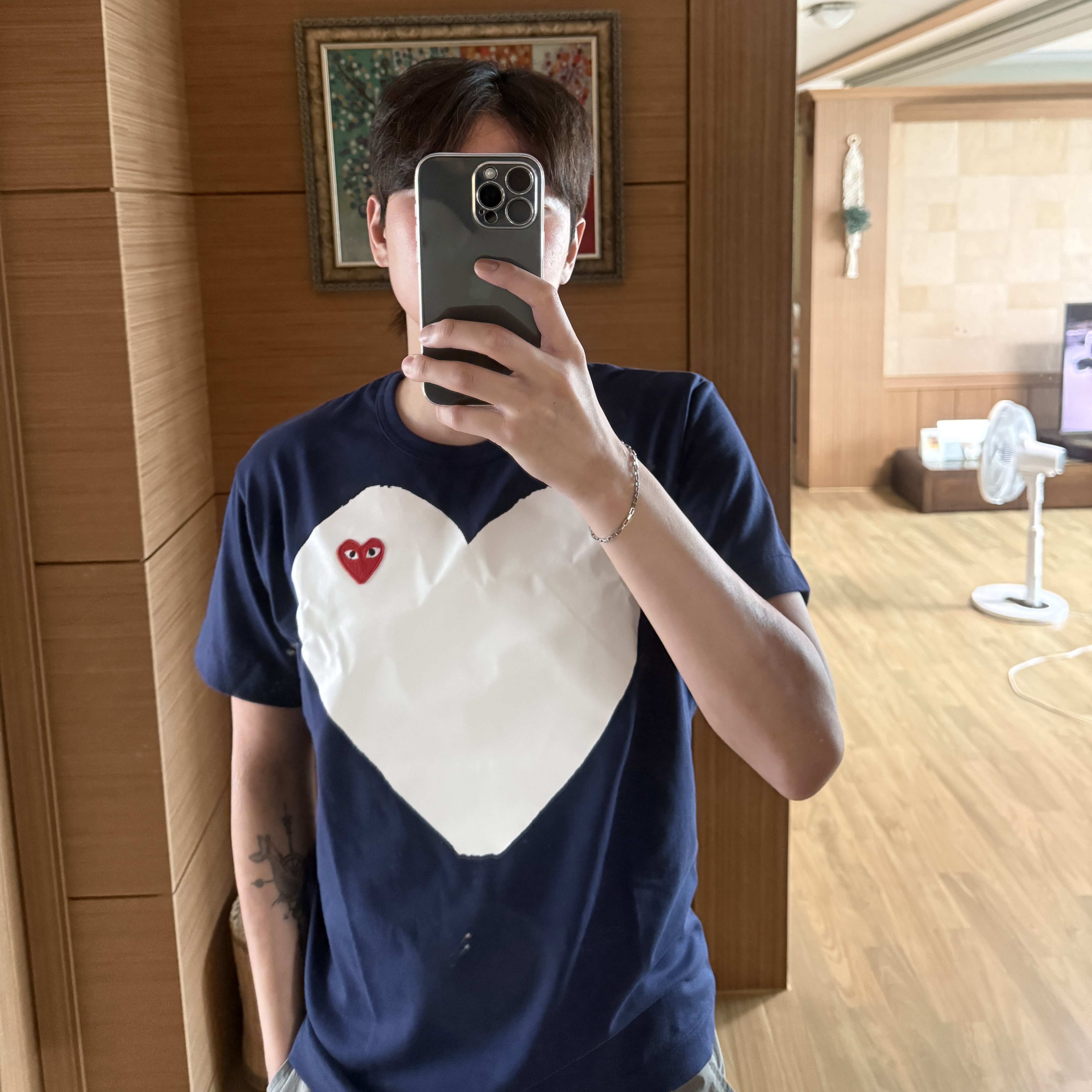 Play Comme des Garcons Red Heart Printed White Heart T-Shirt Navy 착용 스타일 - 2
