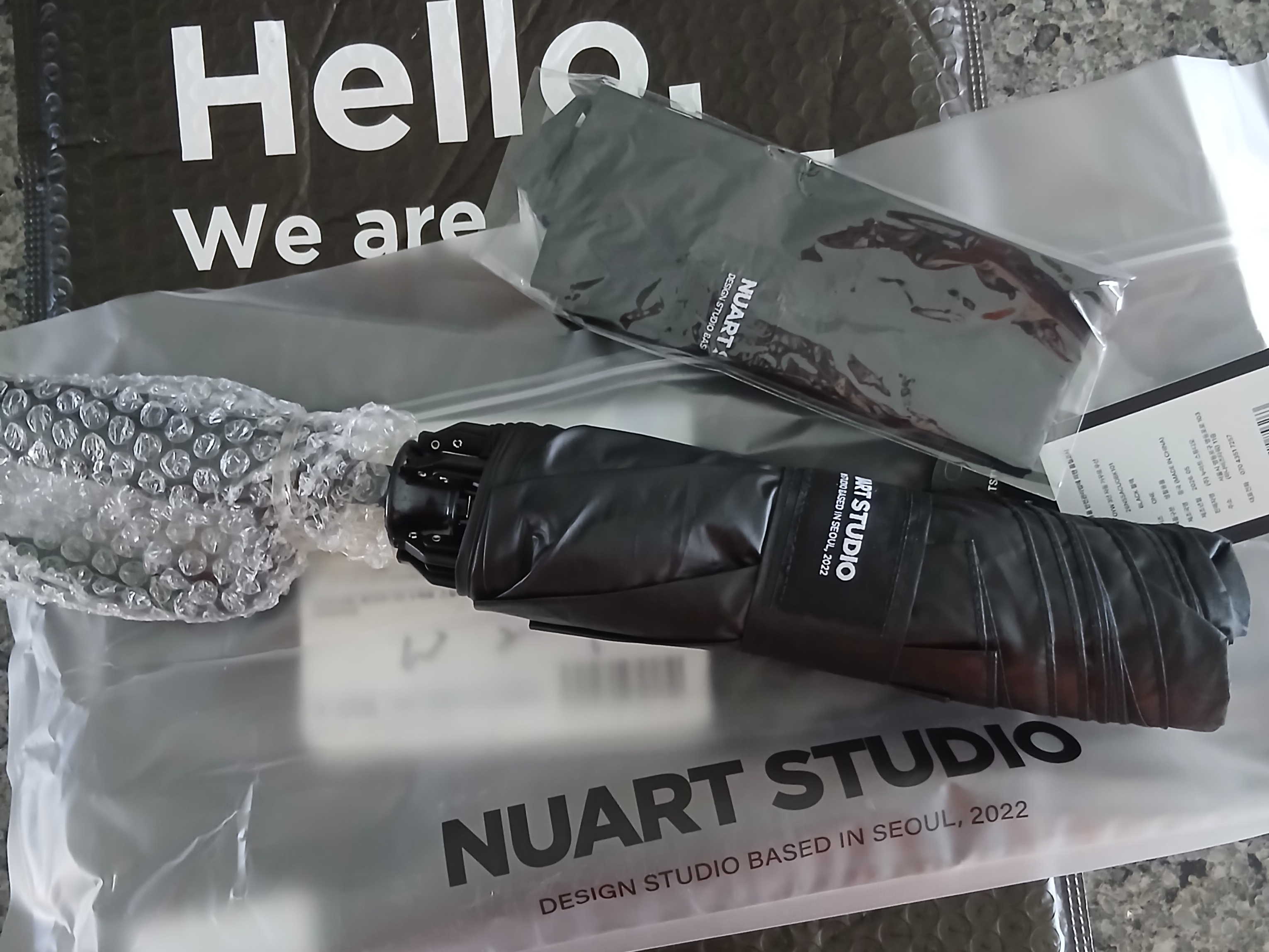 NUART STUDIO OYW UV Protection 3-Fold Auto Reverse Umbrella Black 착용 스타일 - 1