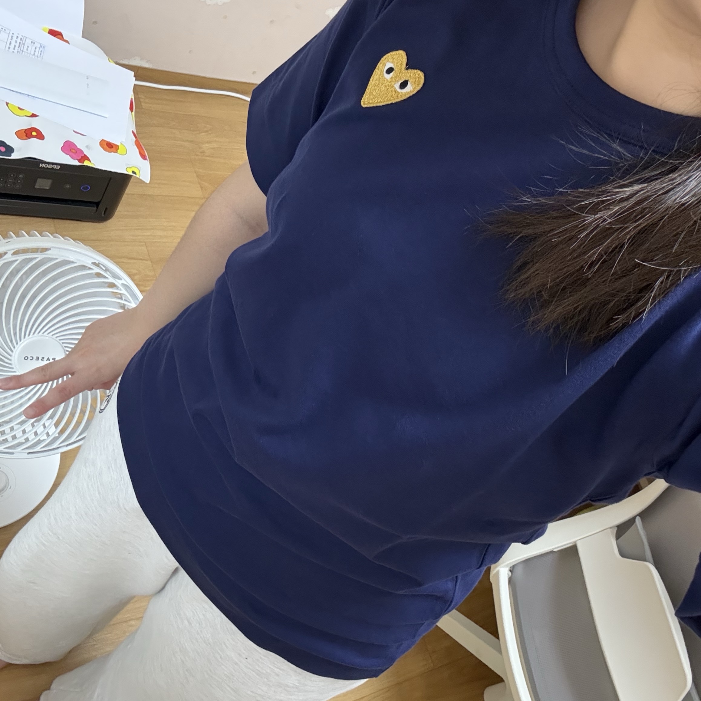 Play Comme des Garcons Gold Heart T-Shirt Navy 착용 스타일