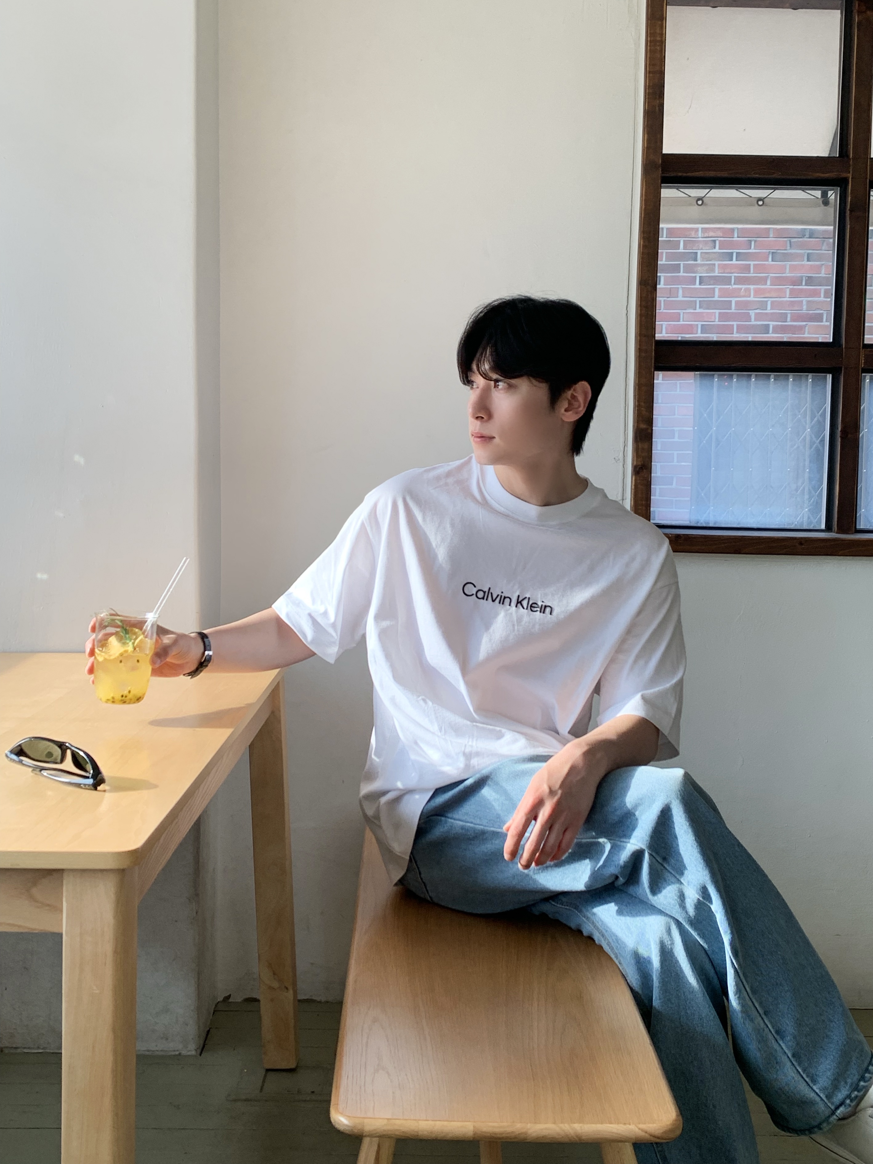 Ray-Ban DADDY-O II Polished Black Frame Green Classic G-15 Lenses, Calvin Klein Regular Fit Institutional Logo T-Shirt Black 착용 스타일 - 3