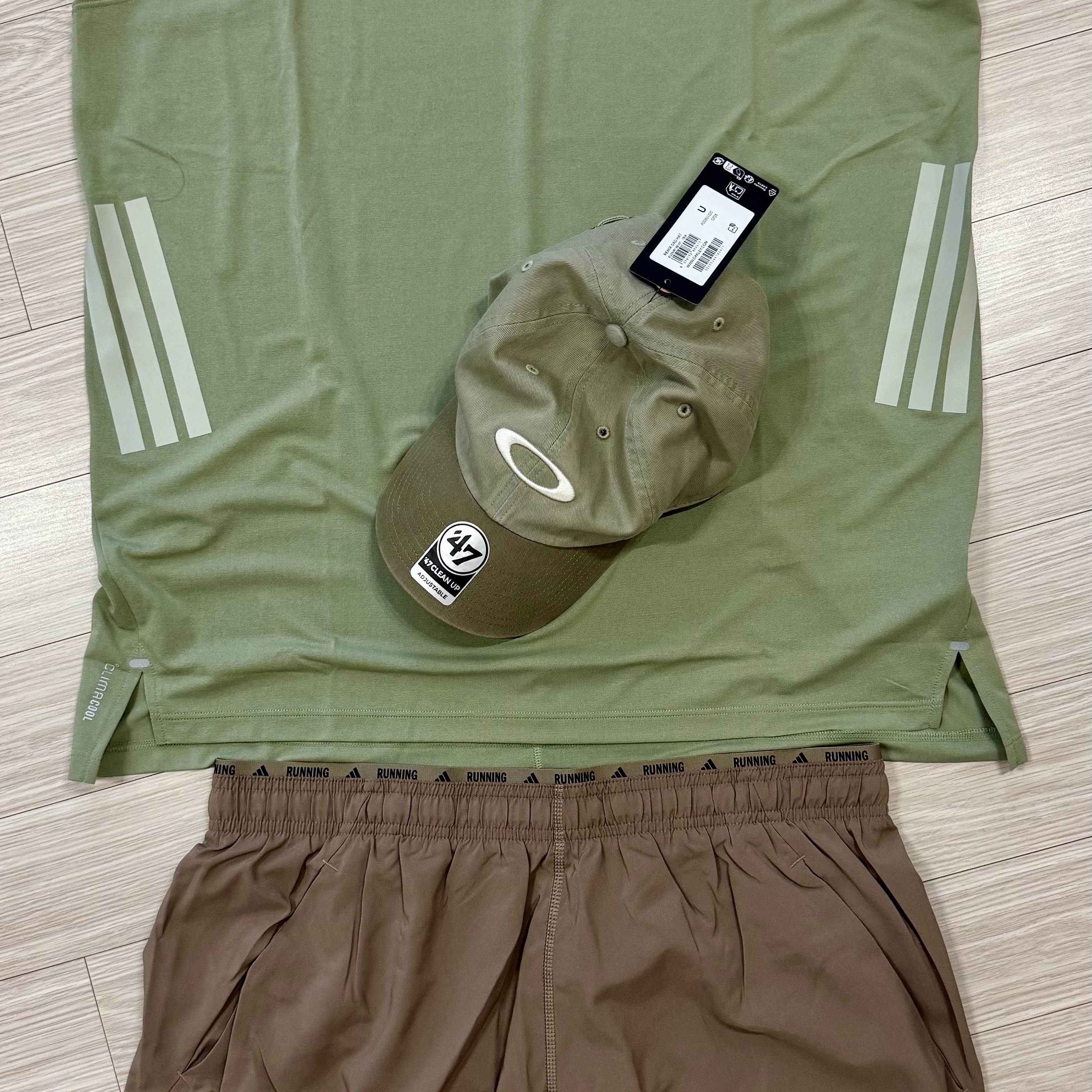 Oakley Remix Dad Hat Boulder Army Green 착용 스타일
