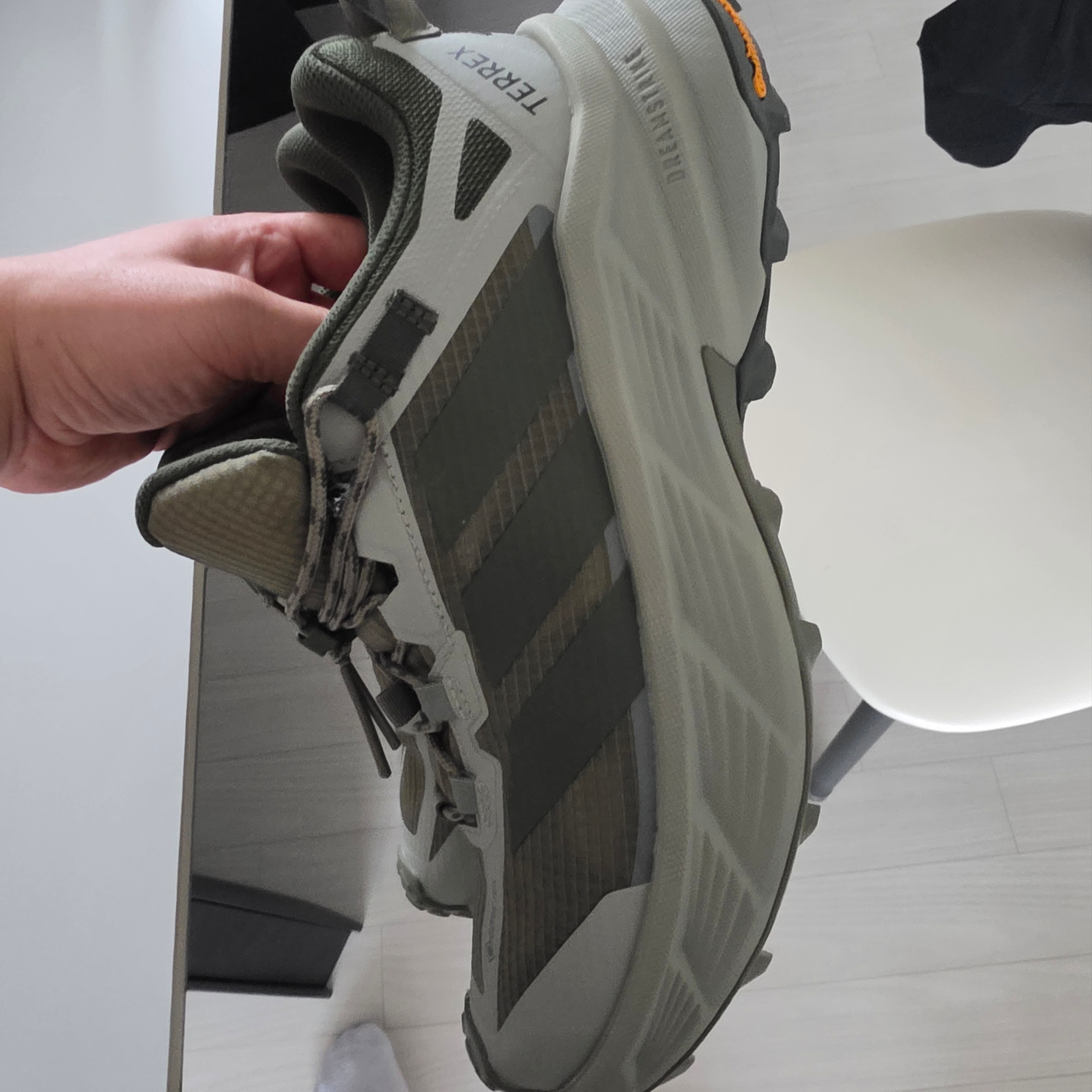 Adidas Terrex Freehiker SL Gore-Tex Hiking Olive Strata Night Cargo 착용 스타일 - 1