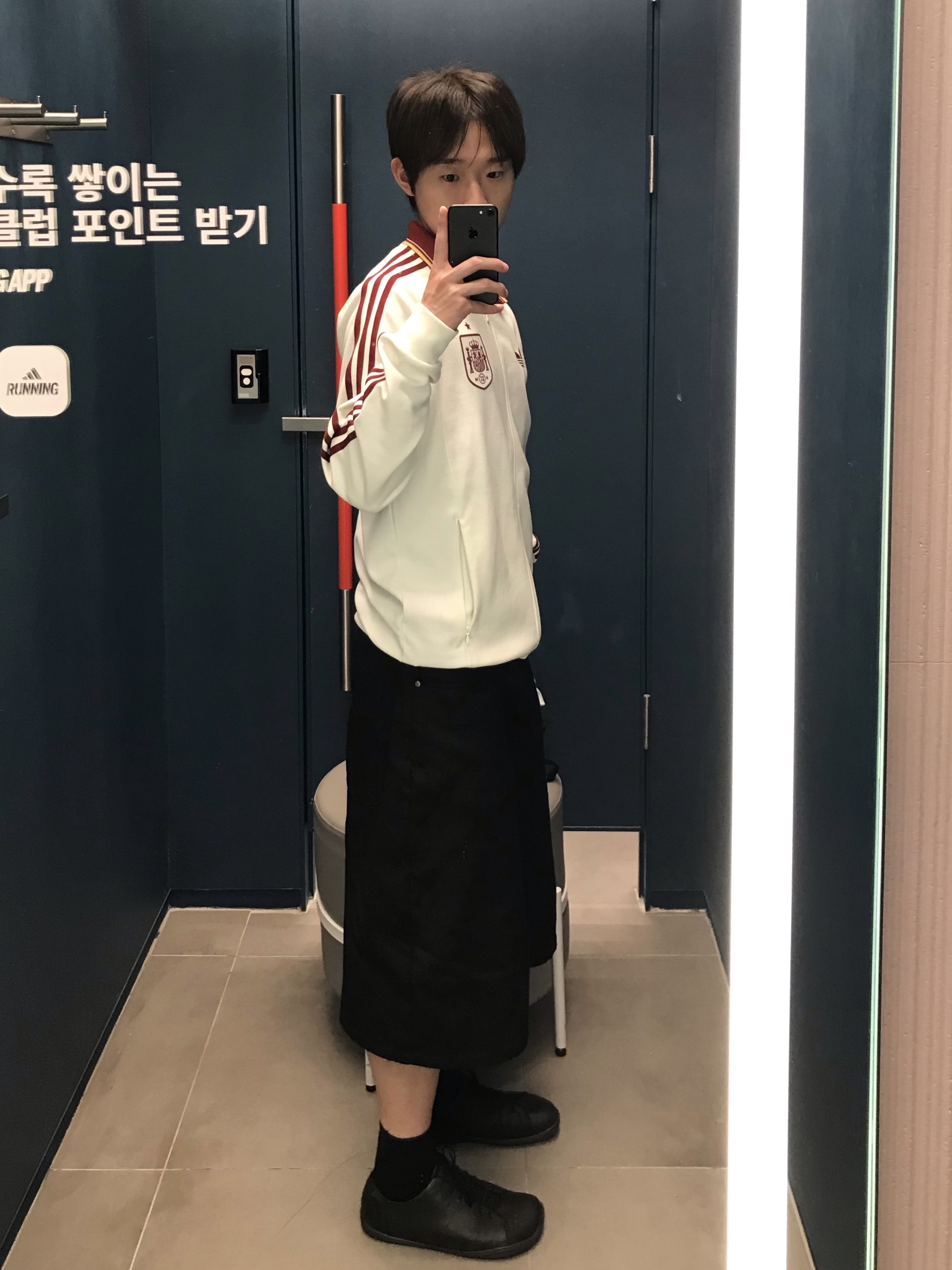 Adidas Spain Away Anthem Jacket Off White - KR Sizing (Non Marking Ver.) 착용 스타일 - 3
