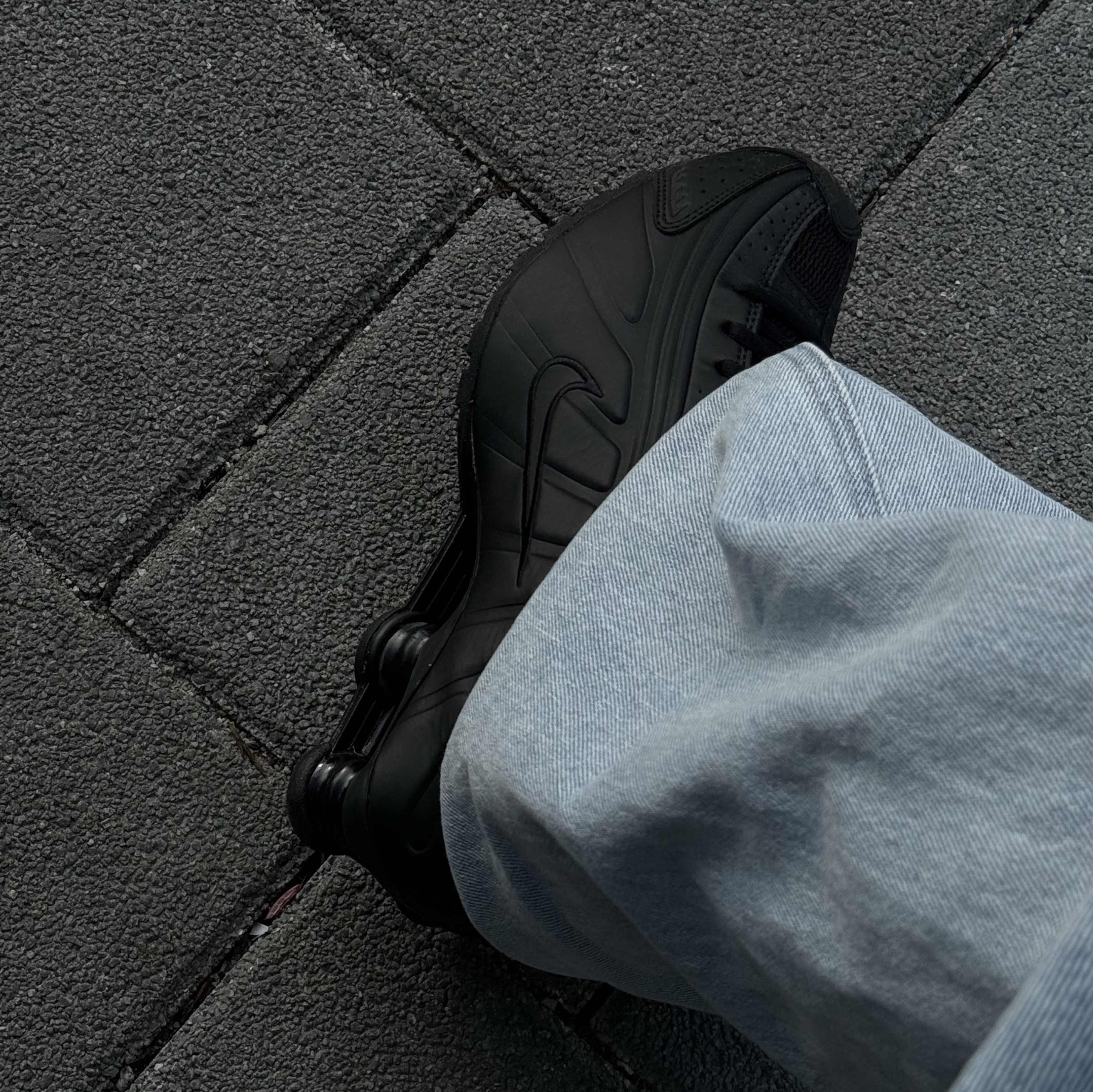 (W) Nike Shox R4 Black 착용 스타일 - 2