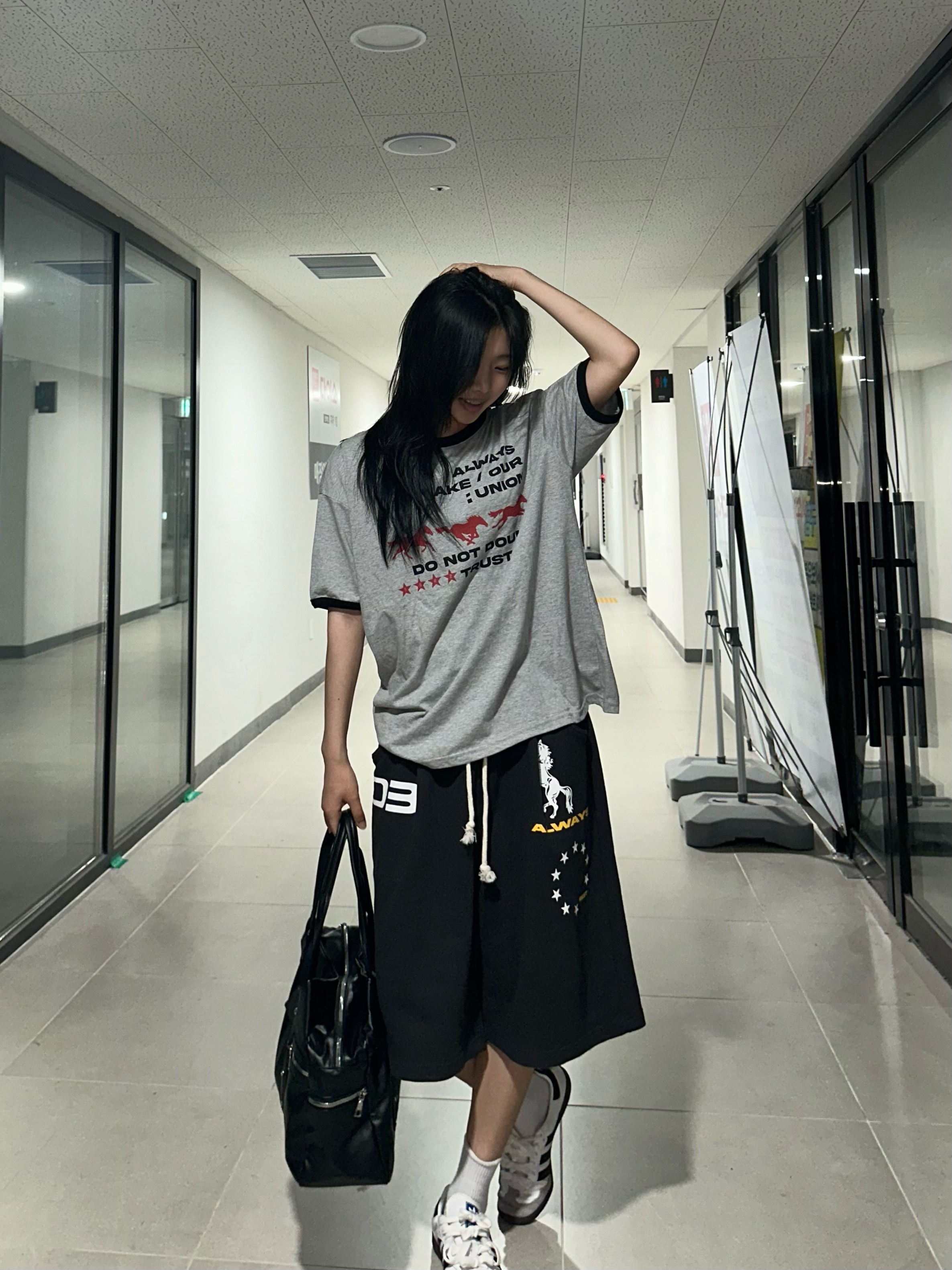 AMOU Horse One Tuck Bermuda Pants Black, AMOU Runing Horse Ringer T-Shirts Gray 착용 스타일 - 2