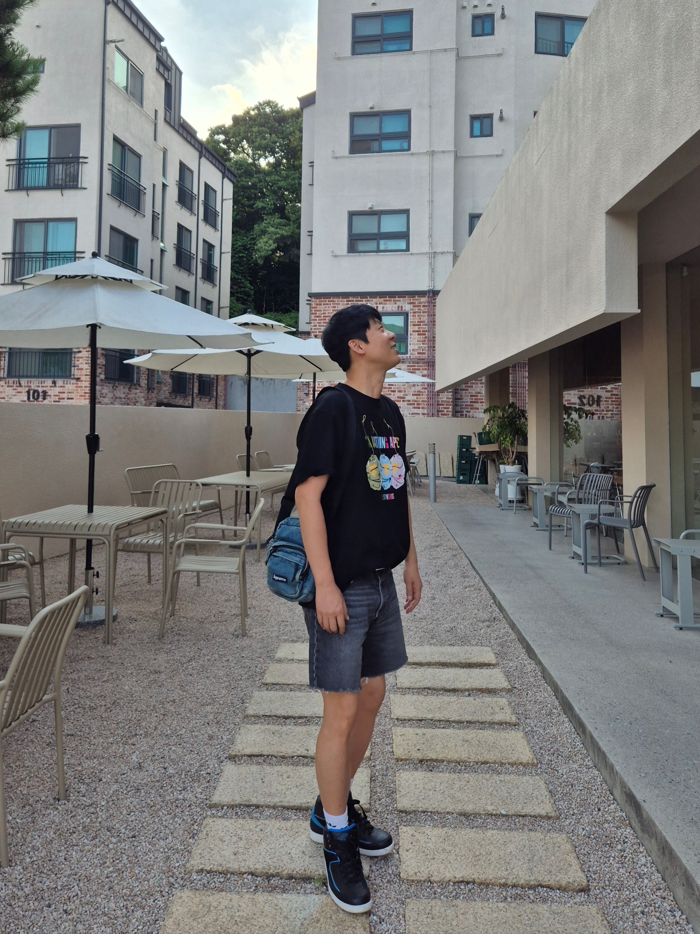 BAPE Water Yoyo Ape Head T-Shirt Black, Supreme Denim Shoulder Bag Washed Indigo - 25FW 착용 스타일 - 1