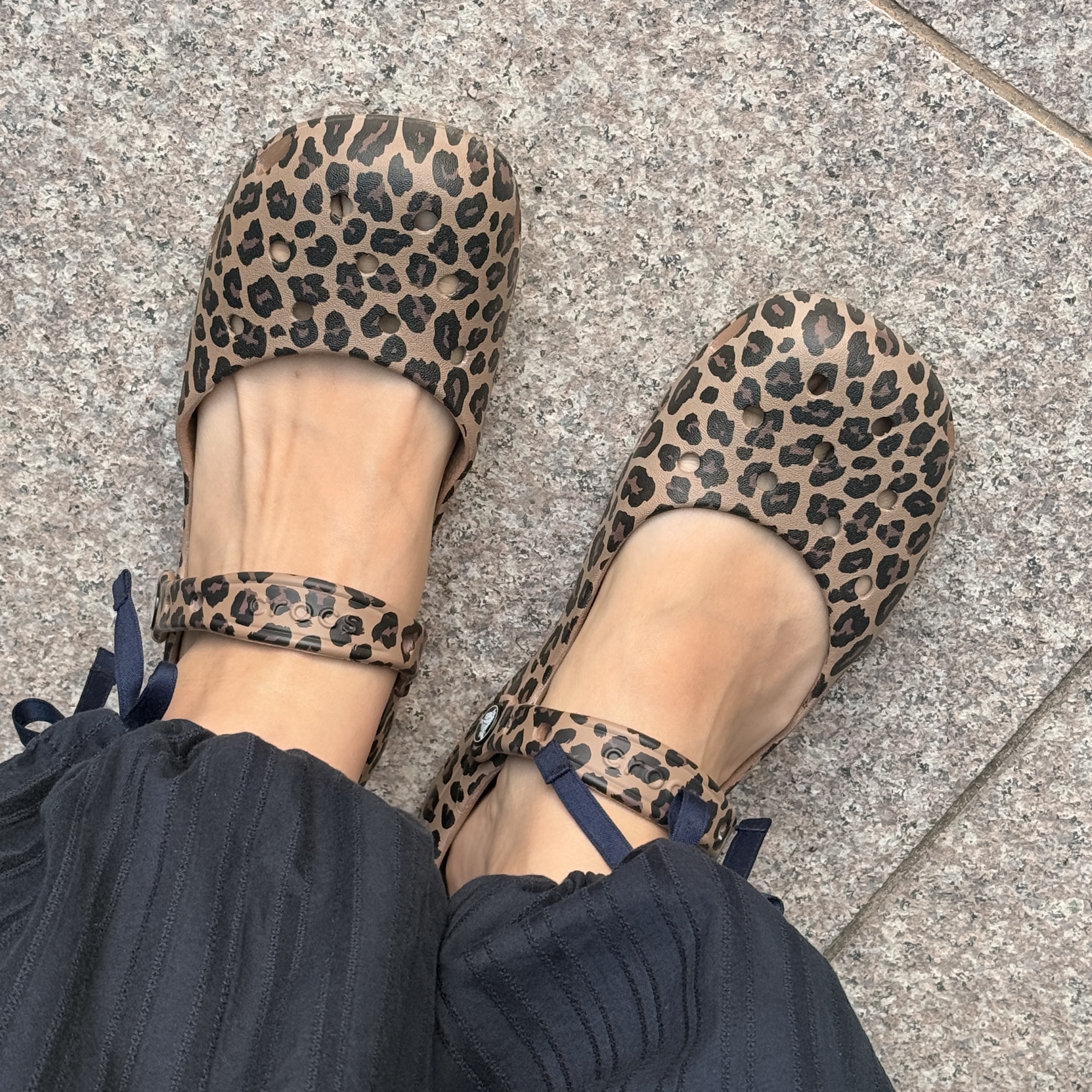 (W) Crocs Classic Animal Ballet Sepia Leopard 착용 스타일