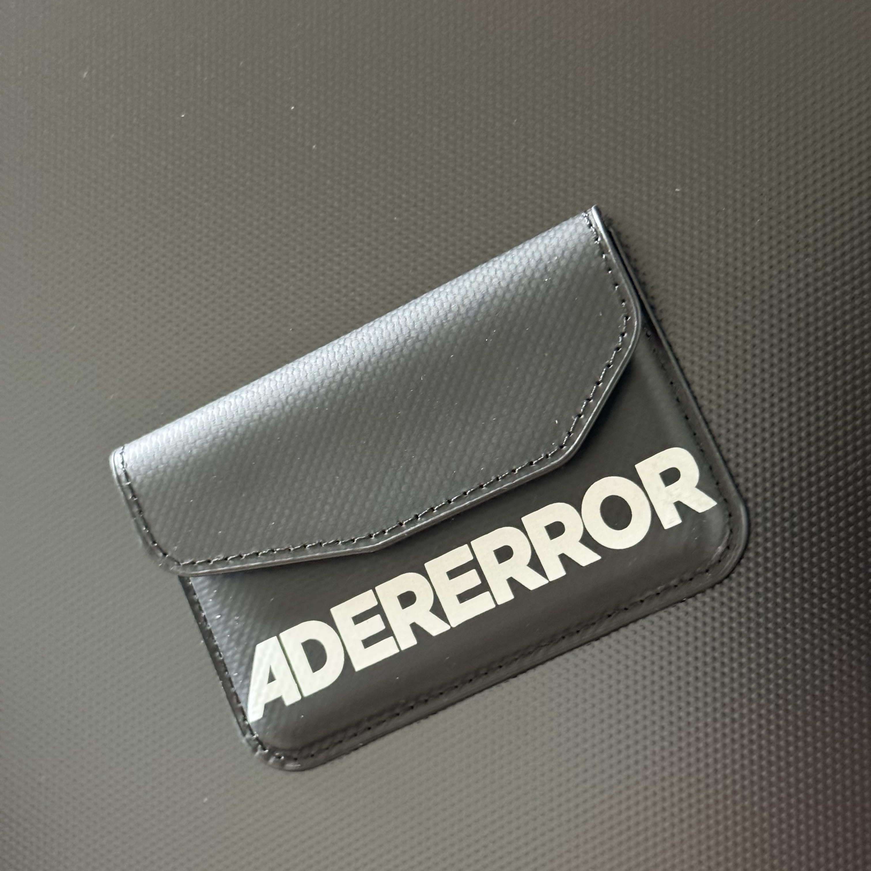 Ader Error Standic Magsafe Wallet Noir 착용 스타일 - 2