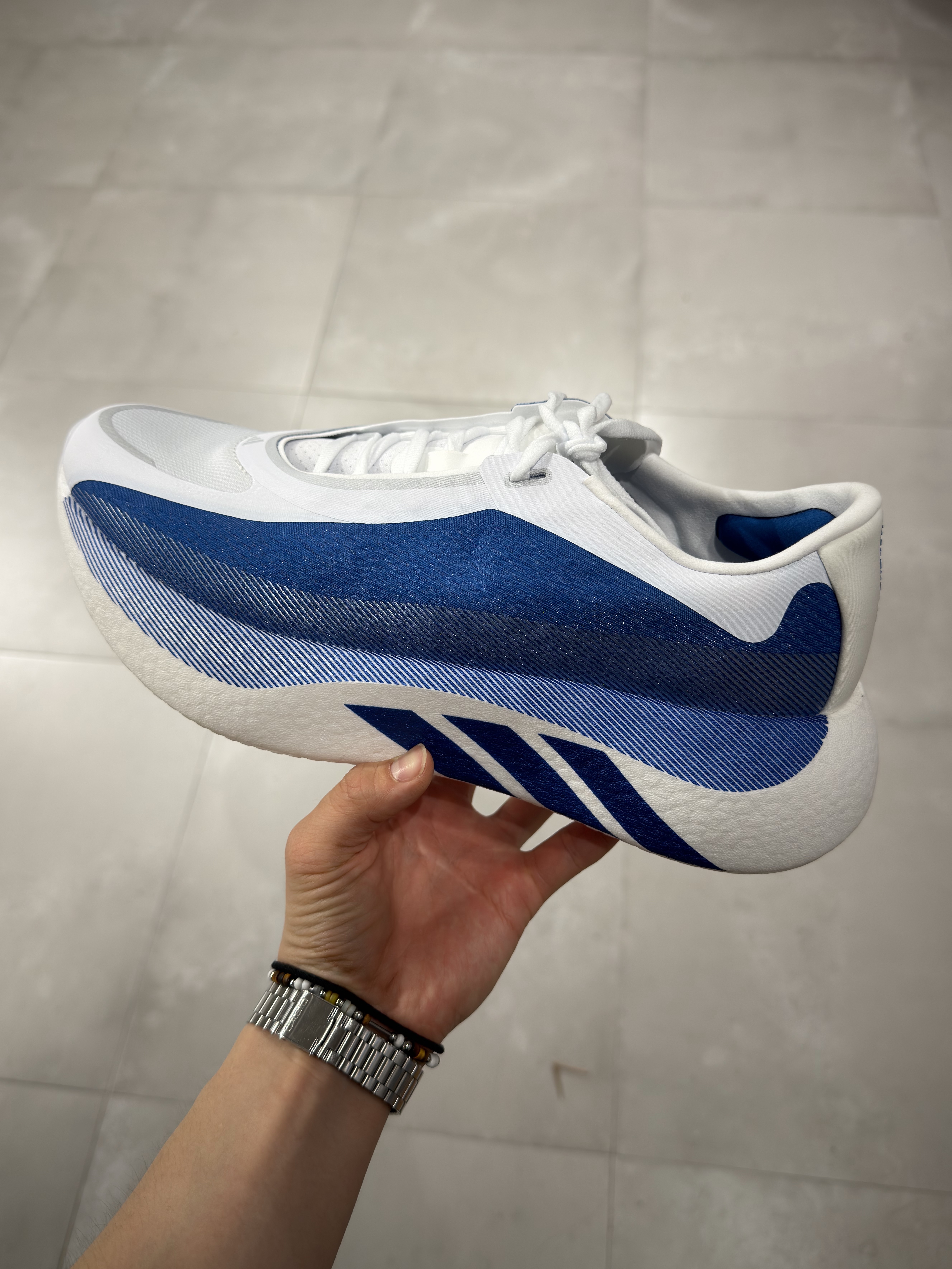 Adidas Hyperboost Edge Cloud White Equipment Blue, Adidas Hyperboost Edge Core Black Carbon 착용 스타일 - 1