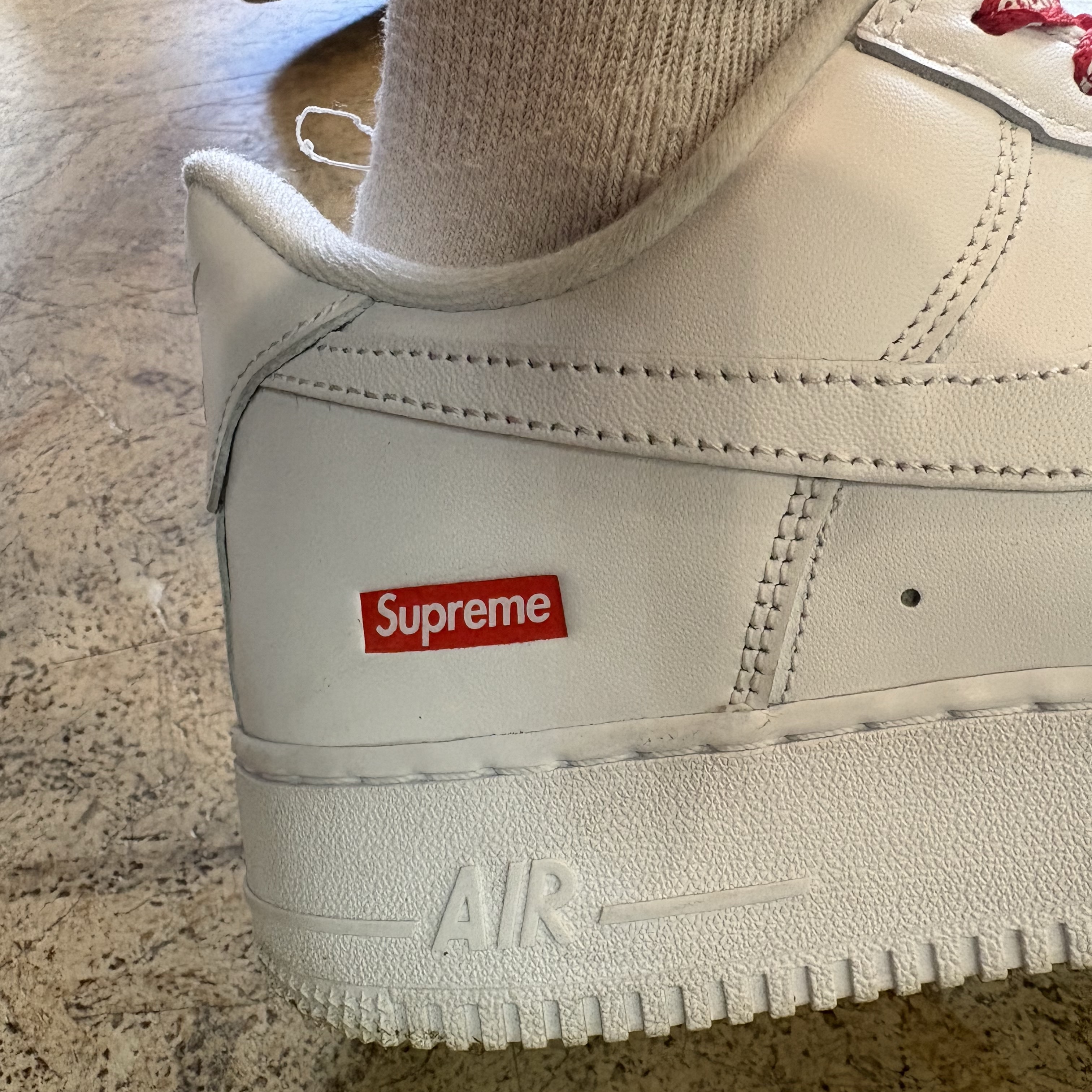 Nike x Supreme Air Force 1 Low White 착용 스타일 - 3