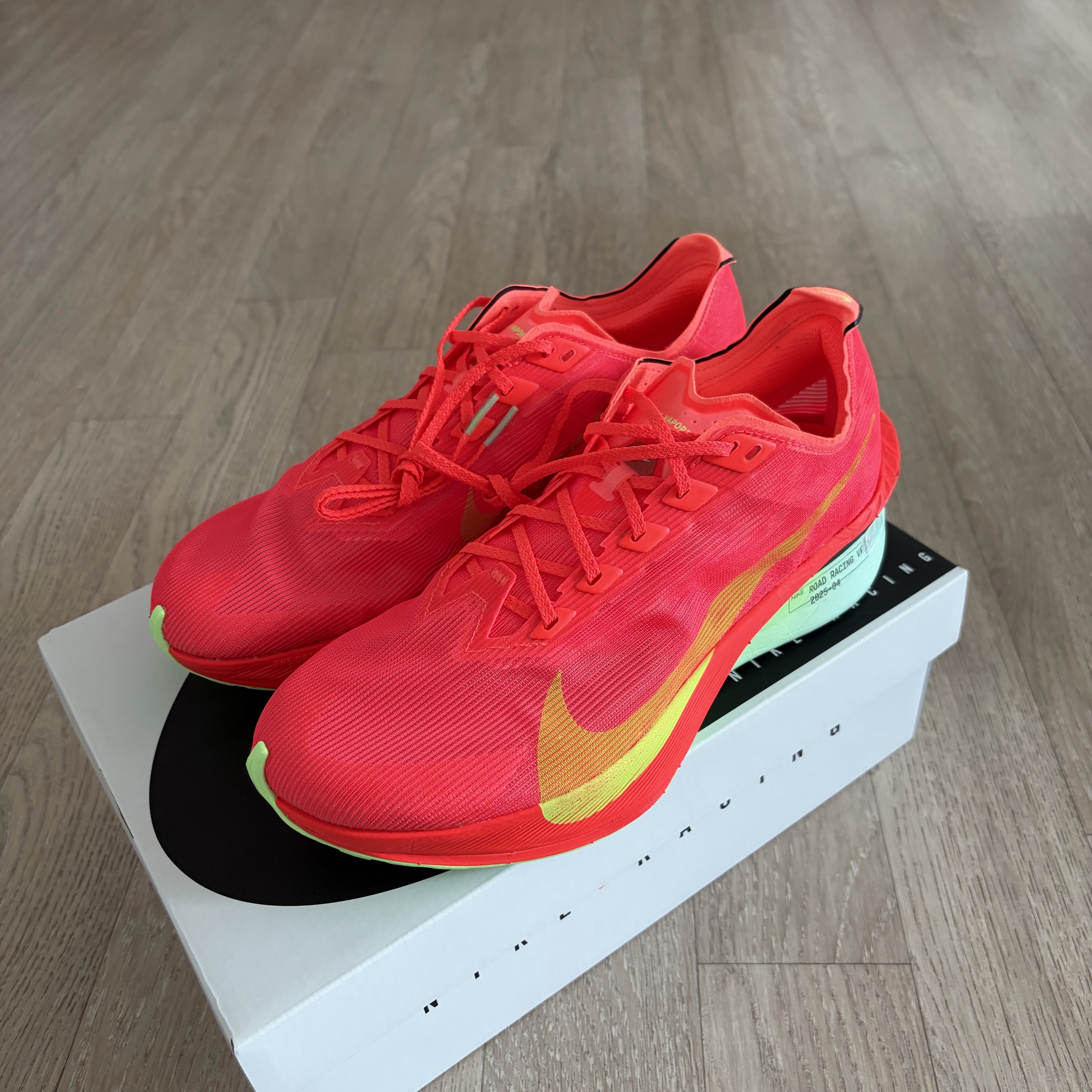 Nike ZoomX Vaporfly Next% 4 Crimson Mint Foam 착용 스타일