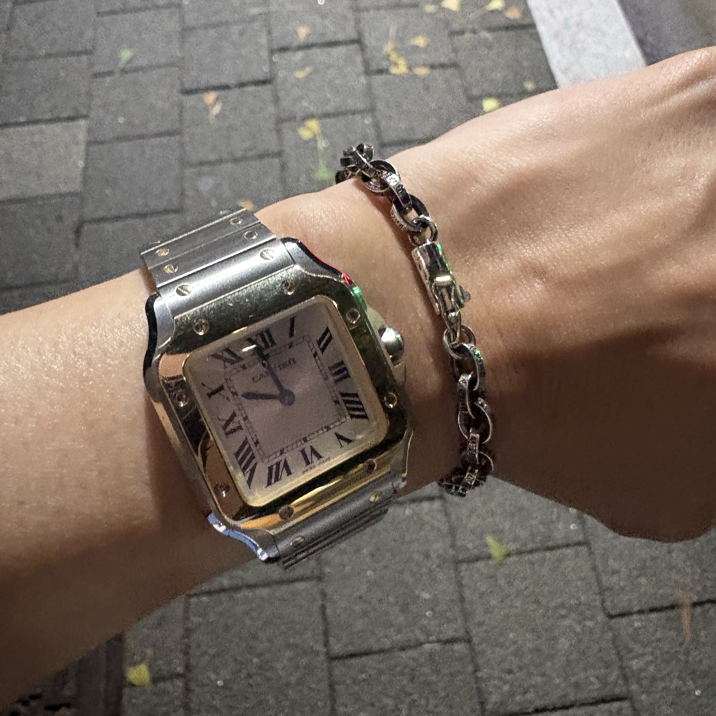 Chrome Hearts Paper Chain Bracelet Silver, Cartier Santos de Watch 34.5mm Small Automatic Yellow Gold Steel Metal Bracelet 착용 스타일
