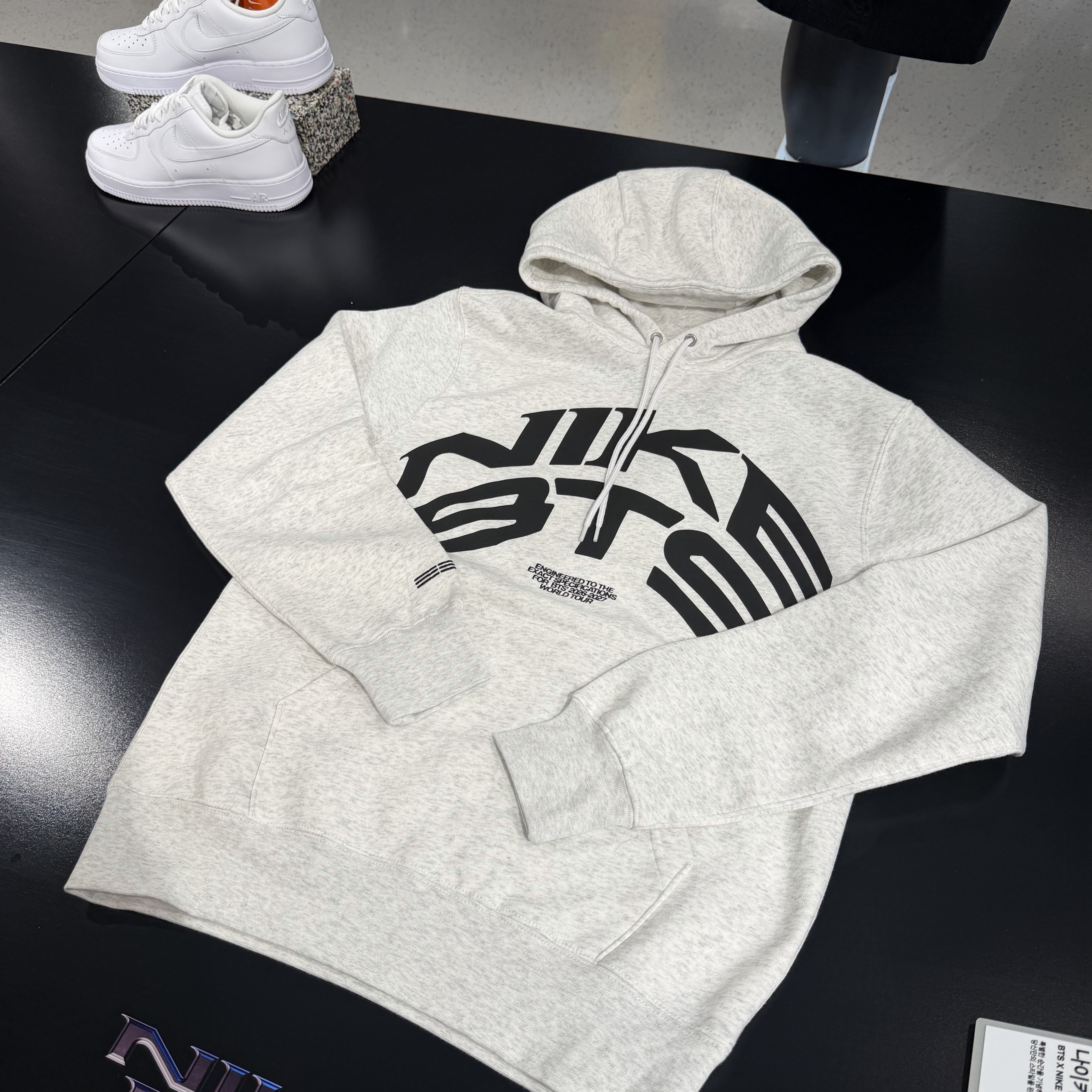 Nike x BTS Hoodie Grey (JA8525-051) 착용 스타일