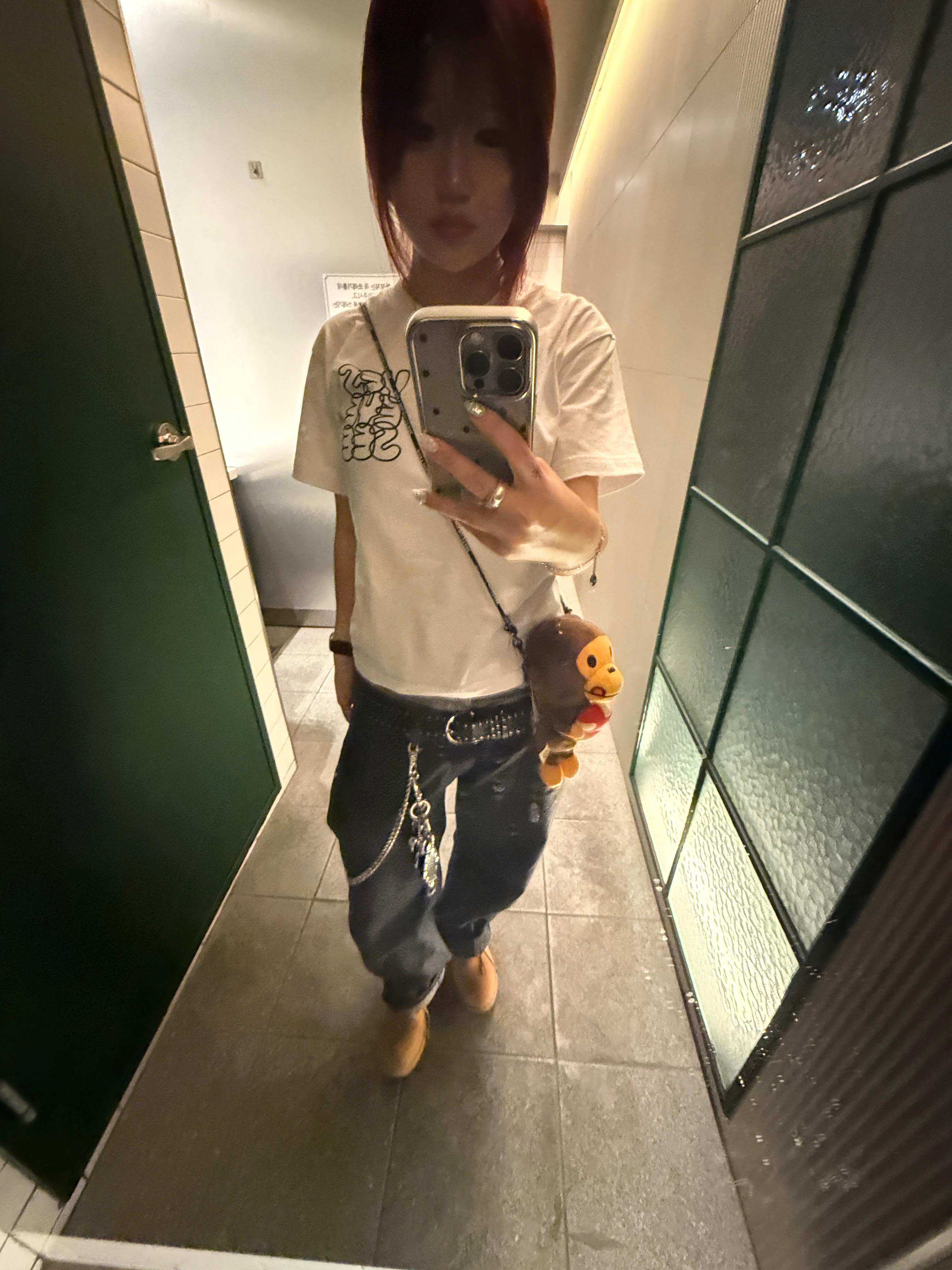 BAPE Baby Milo Plush Mobile Bag Brown, YESEYESEE C-Logo Tee White 착용 스타일 - 3