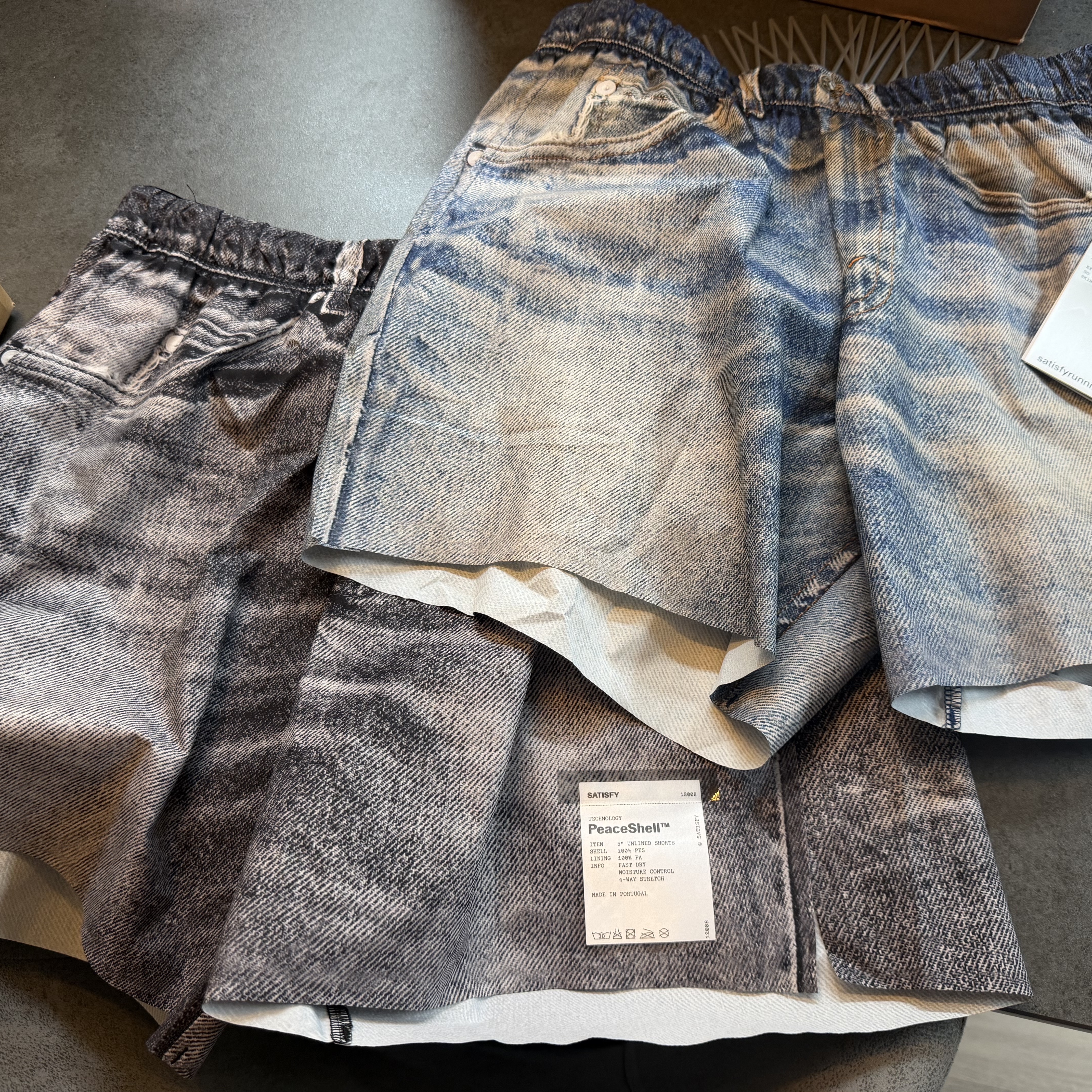 Satisfy Peaceshell 5 Inch Unlined Shorts Digital Denim, Satisfy Peaceshell 5 Inch Unlined Shorts Black Denim 착용 스타일