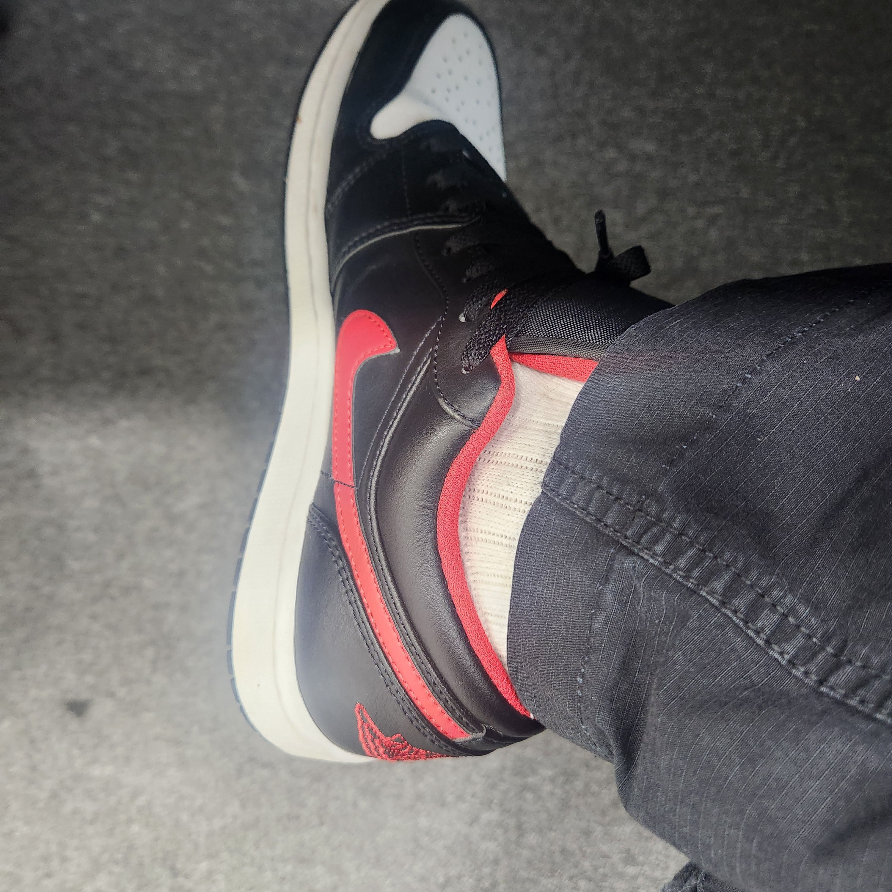 Jordan 1 Low Black Fire Red ์ฐฉ์ฉ ์คํ์ผ