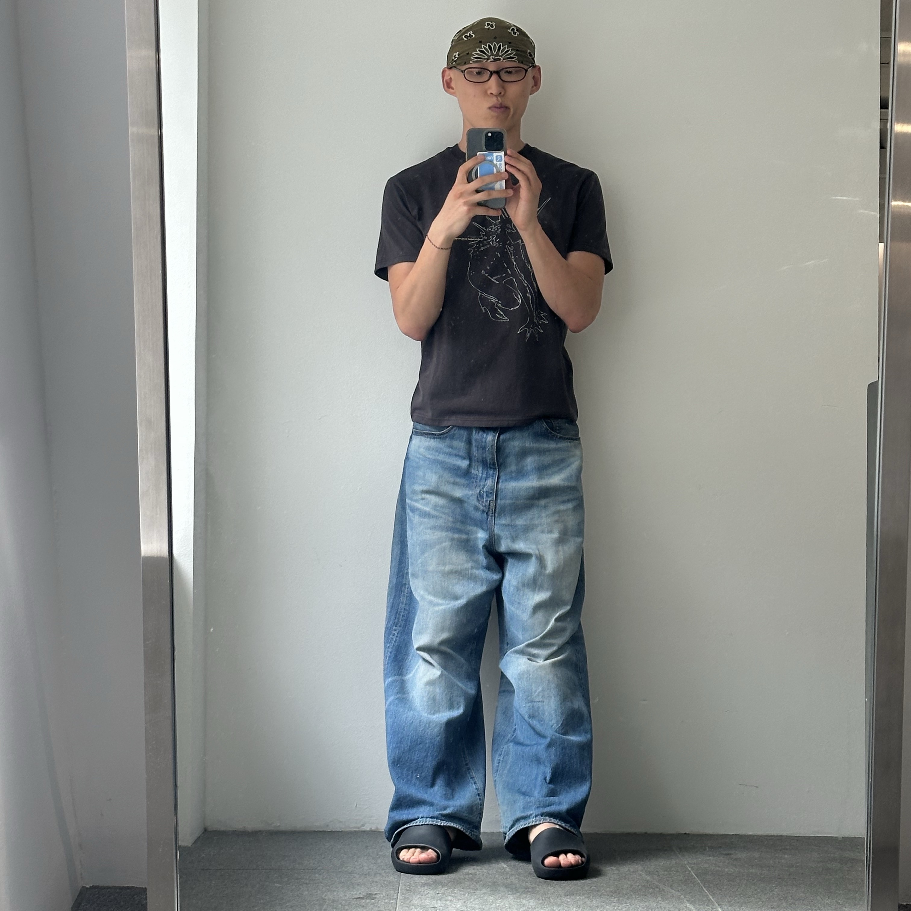 Adidas Yeezy Slide Onyx 착용 스타일