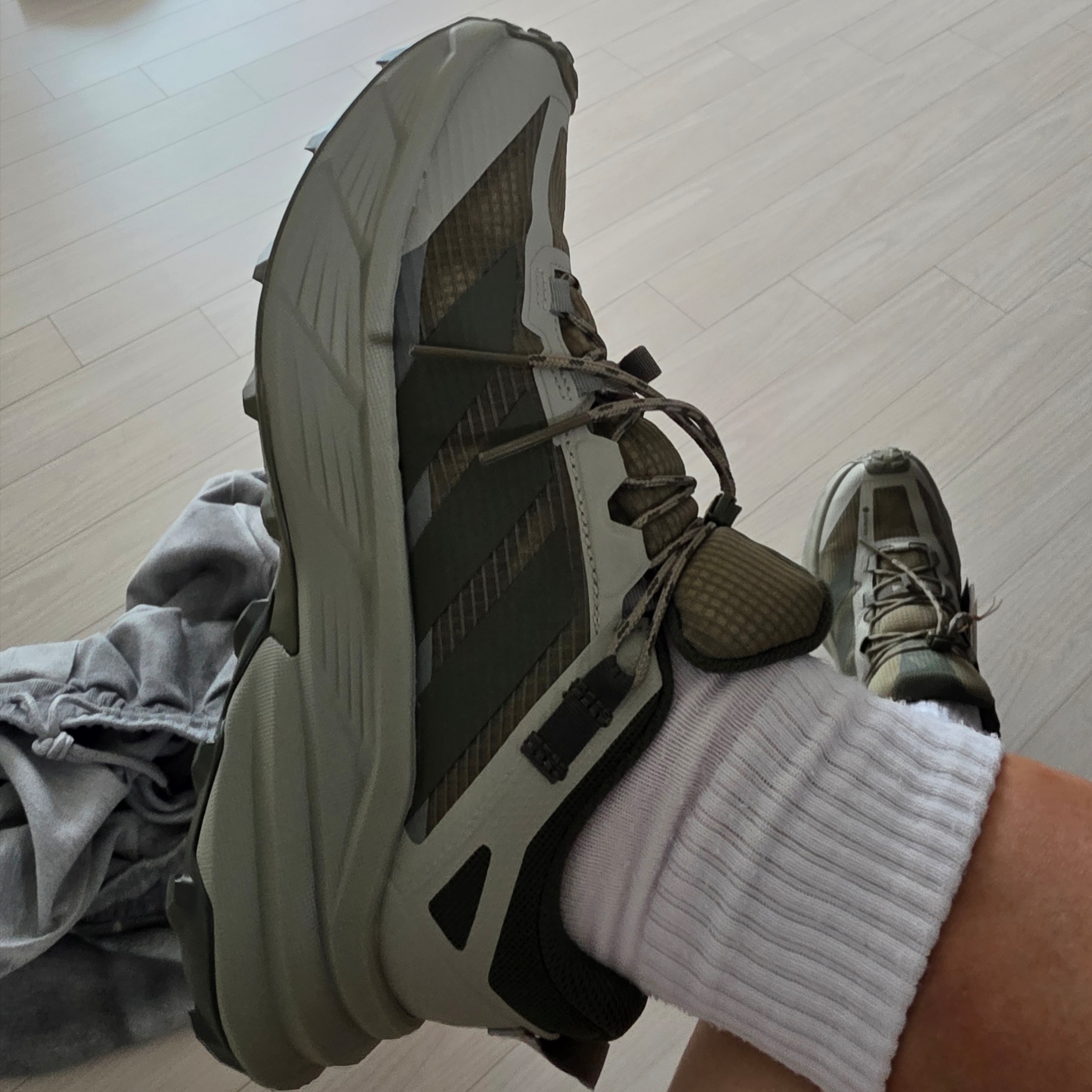 Adidas Terrex Freehiker SL Gore-Tex Hiking Olive Strata Night Cargo 착용 스타일 - 2