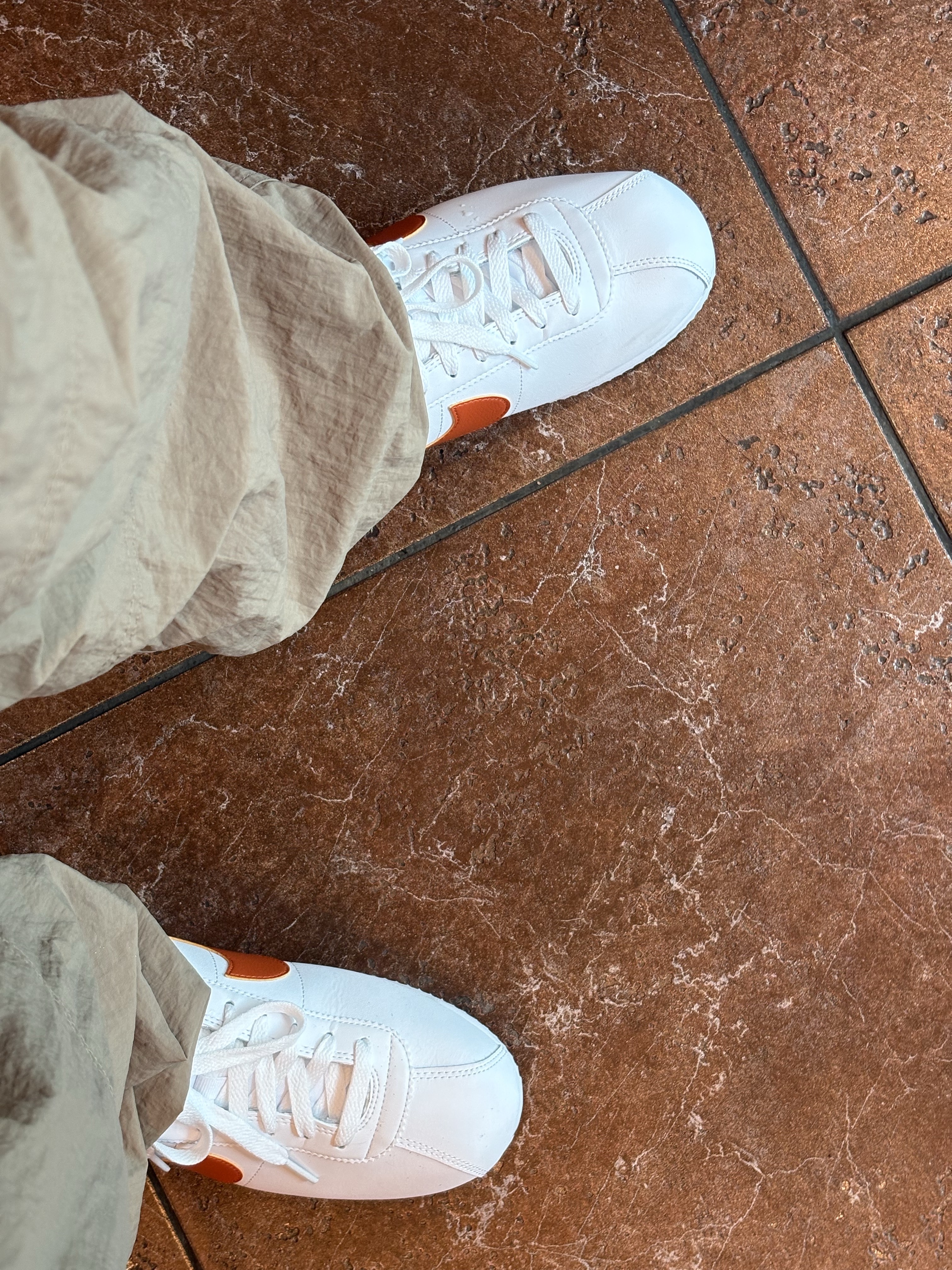 Nike Cortez White Campfire Orange 착용 스타일