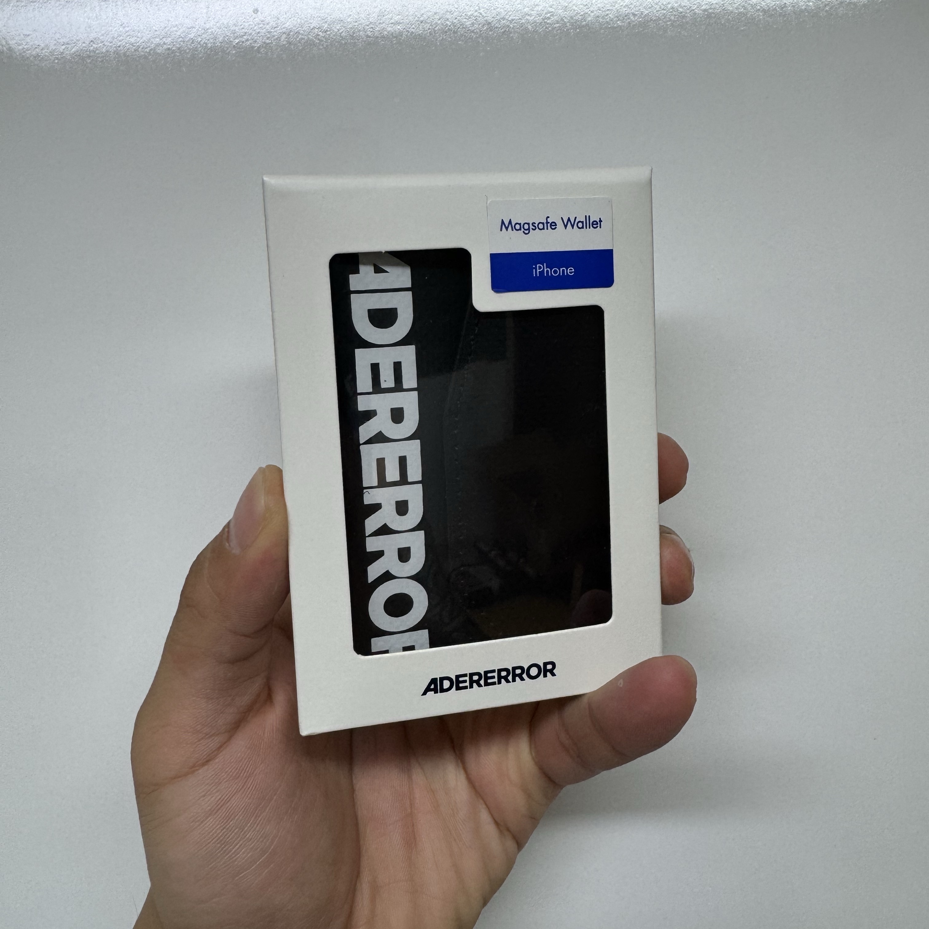 Ader Error Standic Magsafe Wallet Noir 착용 스타일 - 1