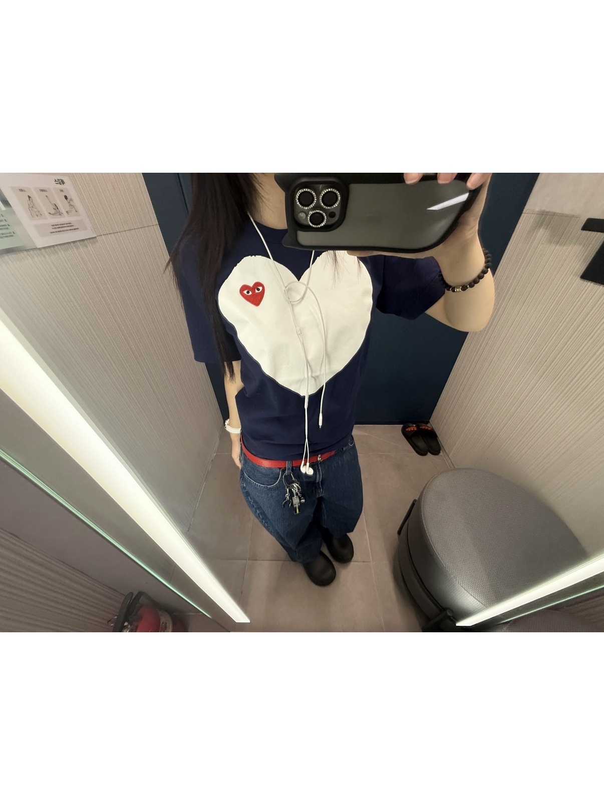 Play Comme des Garcons Red Heart Printed White Heart T-Shirt Navy, (W) Adidas Adifom Stan Smith Mule Core Black 착용 스타일 - 1