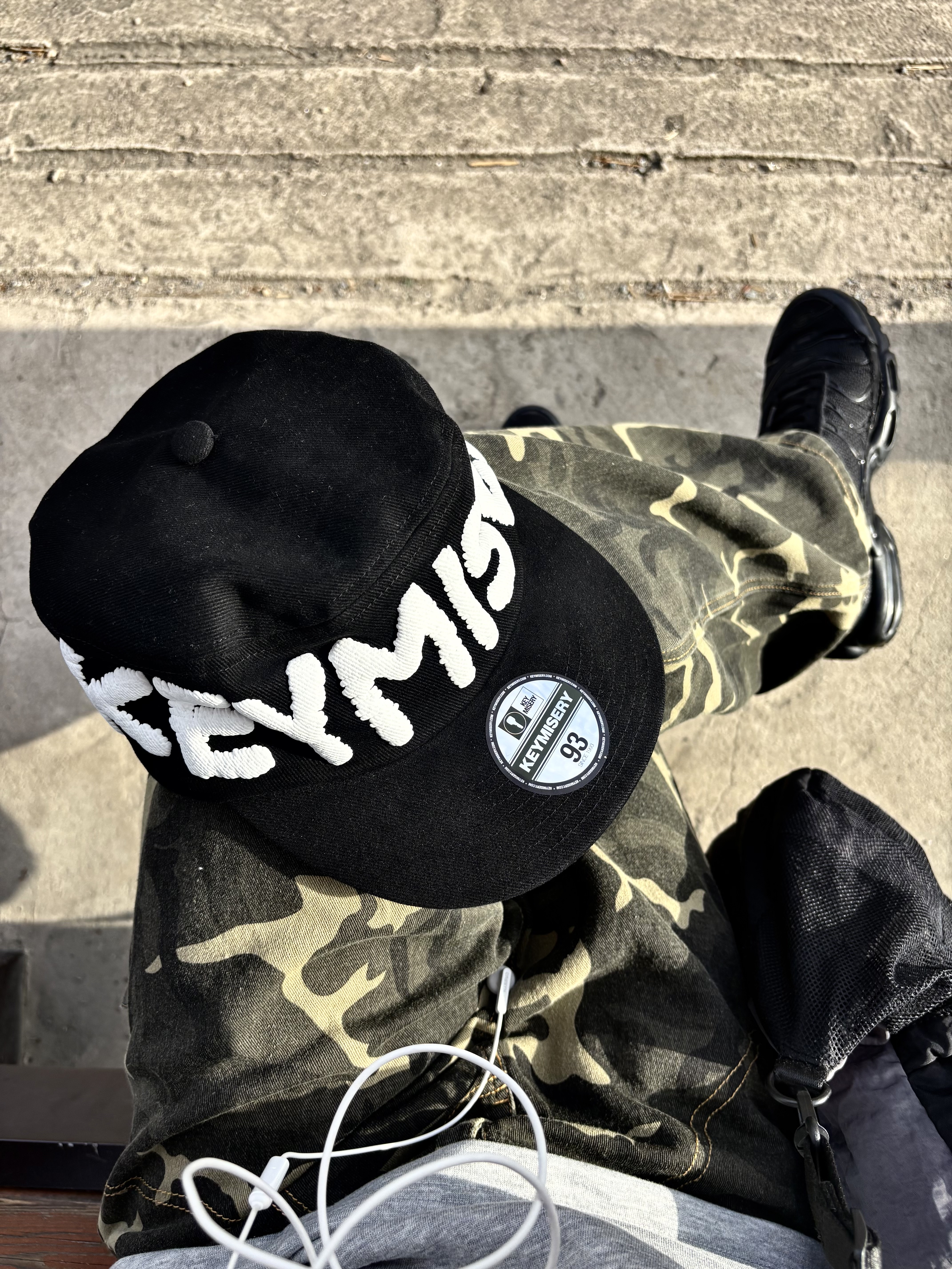 Keymisery Whisper Pillbox Cap Black, Nike Air Max Plus Triple Black 착용 스타일