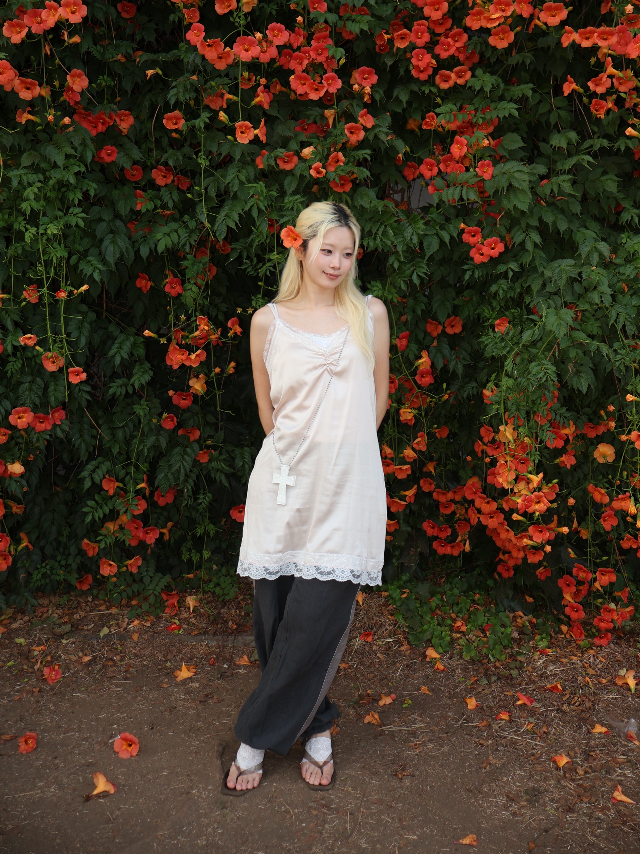 (W) Fancy Club Lace Slip Dress Pink Beige, Sculptor x ED Hardy Cross Leather Strap Wallet White 착용 스타일 - 1