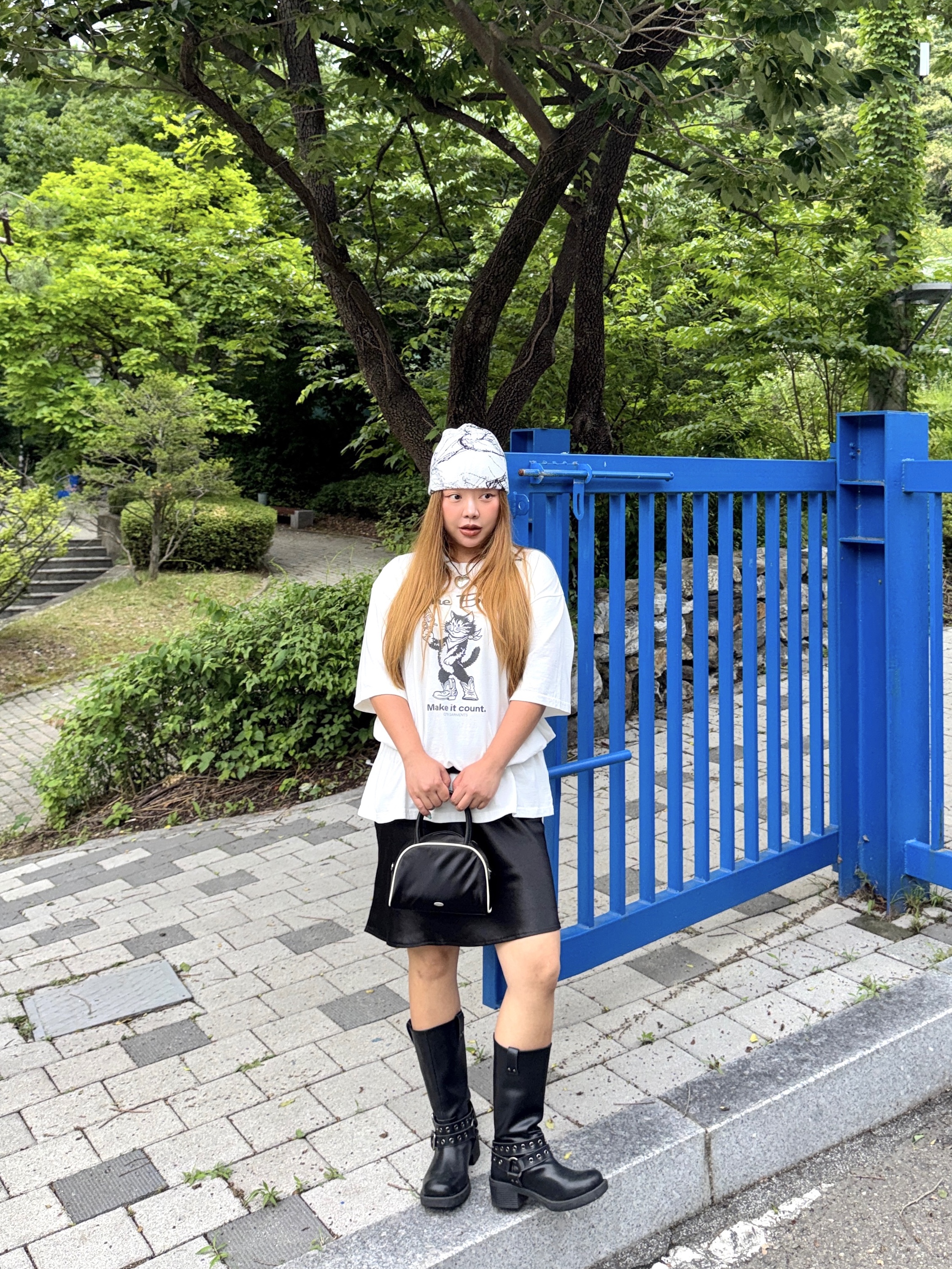 QT8 GARMENTS One Bullet Washed Tee Ivory 착용 스타일 - 2