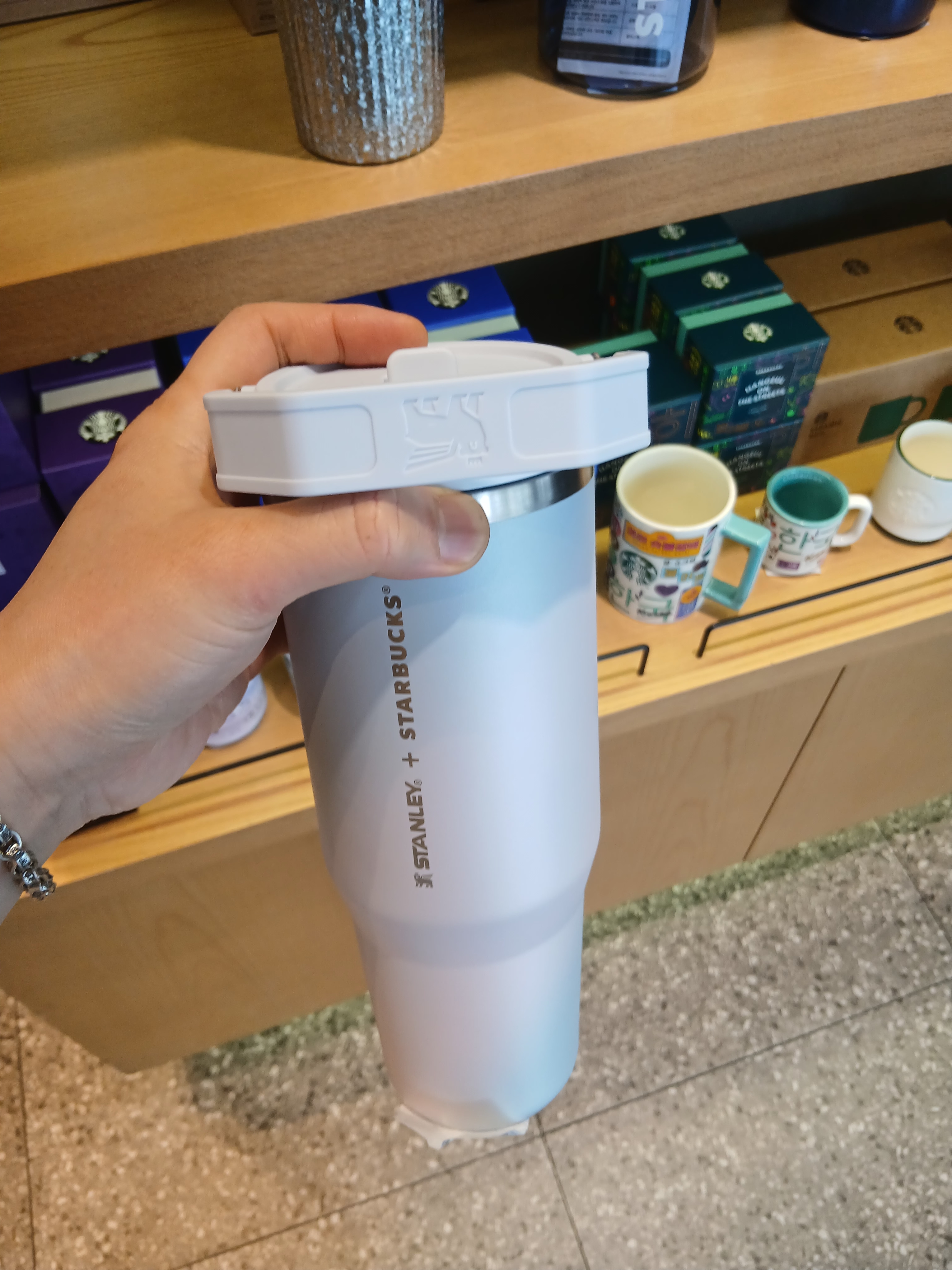 Starbucks SS Stanley Signature Quencher Tumbler 591ml, Starbucks SS Stanley Signature Quencher Tumbler 887ml 착용 스타일 - 6