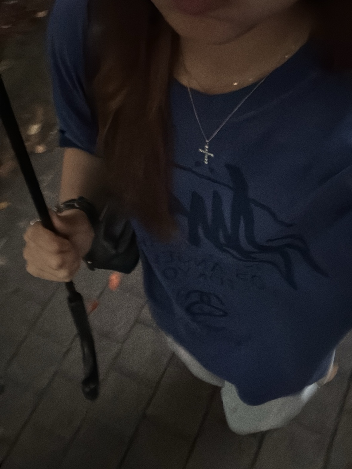 Stussy World Tour T-Shirt Sun Faded Navy, NUMBERING #3729 Round Brilliant Gradient Cross Necklace White 착용 스타일 - 3