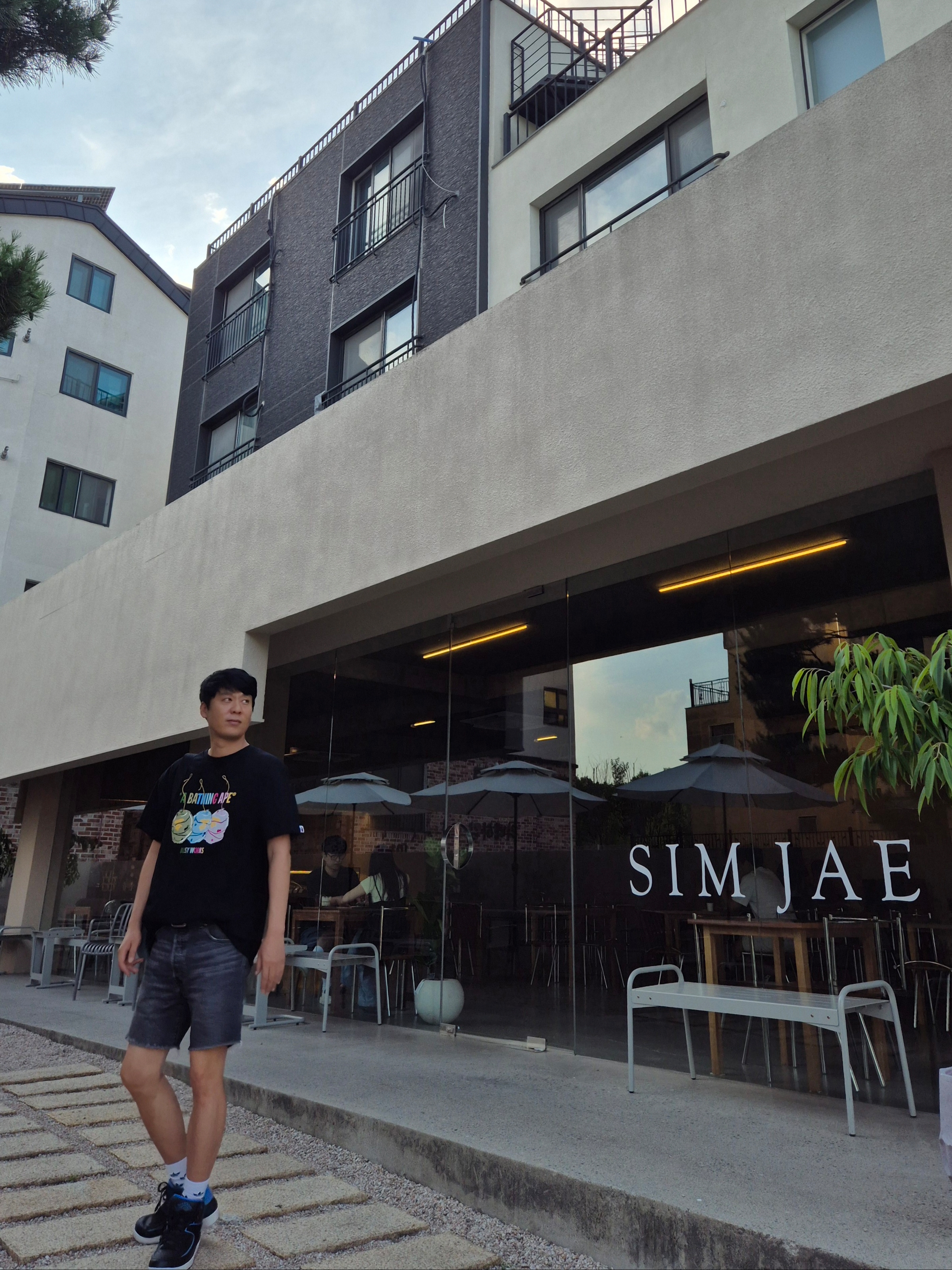 BAPE Water Yoyo Ape Head T-Shirt Black, Supreme Denim Shoulder Bag Washed Indigo - 25FW 착용 스타일 - 2