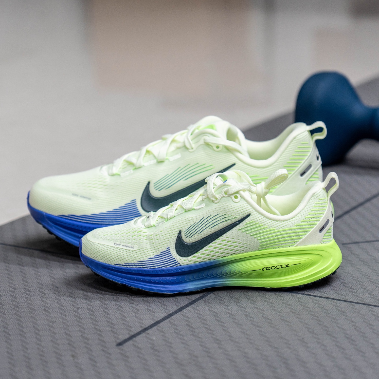 Nike Vomero 18 White Volt Tint 착용 스타일