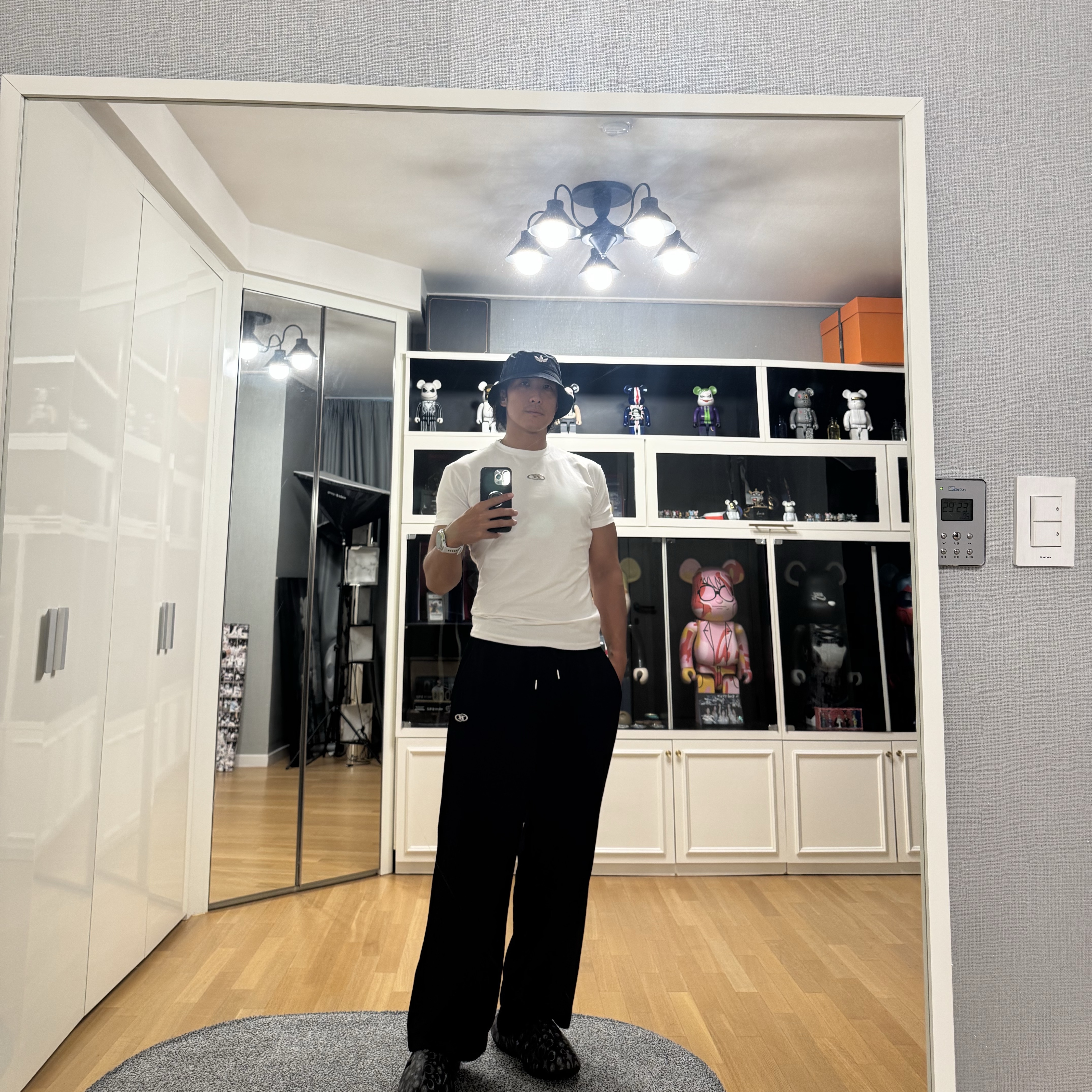 BORN TO WIN Silver B Logo Muscle Fit T-Shirts White, BORN TO WIN Chrome B Semi Wide Pants Black 착용 스타일 - 3