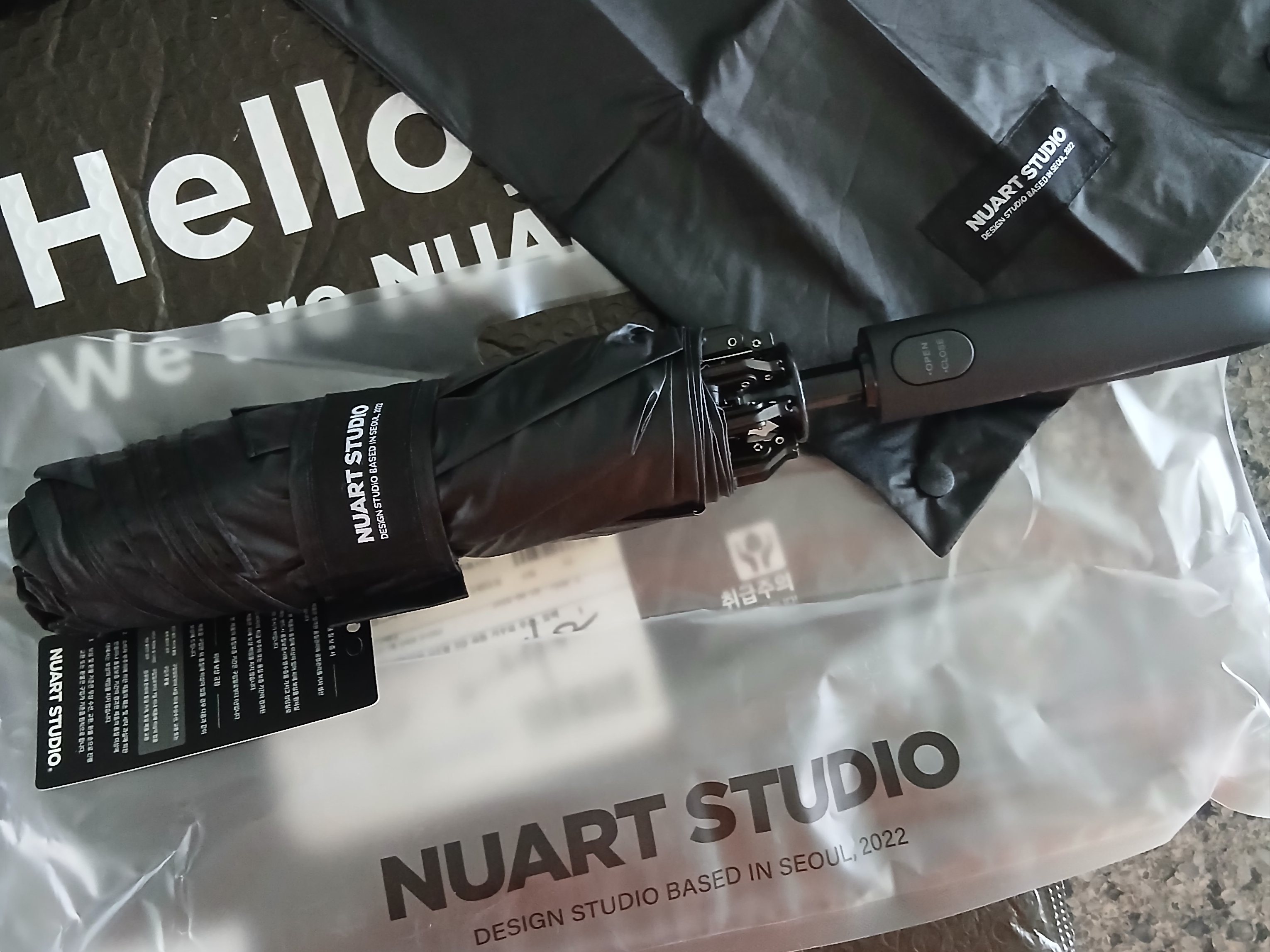 NUART STUDIO OYW UV Protection 3-Fold Auto Reverse Umbrella Black 착용 스타일 - 4
