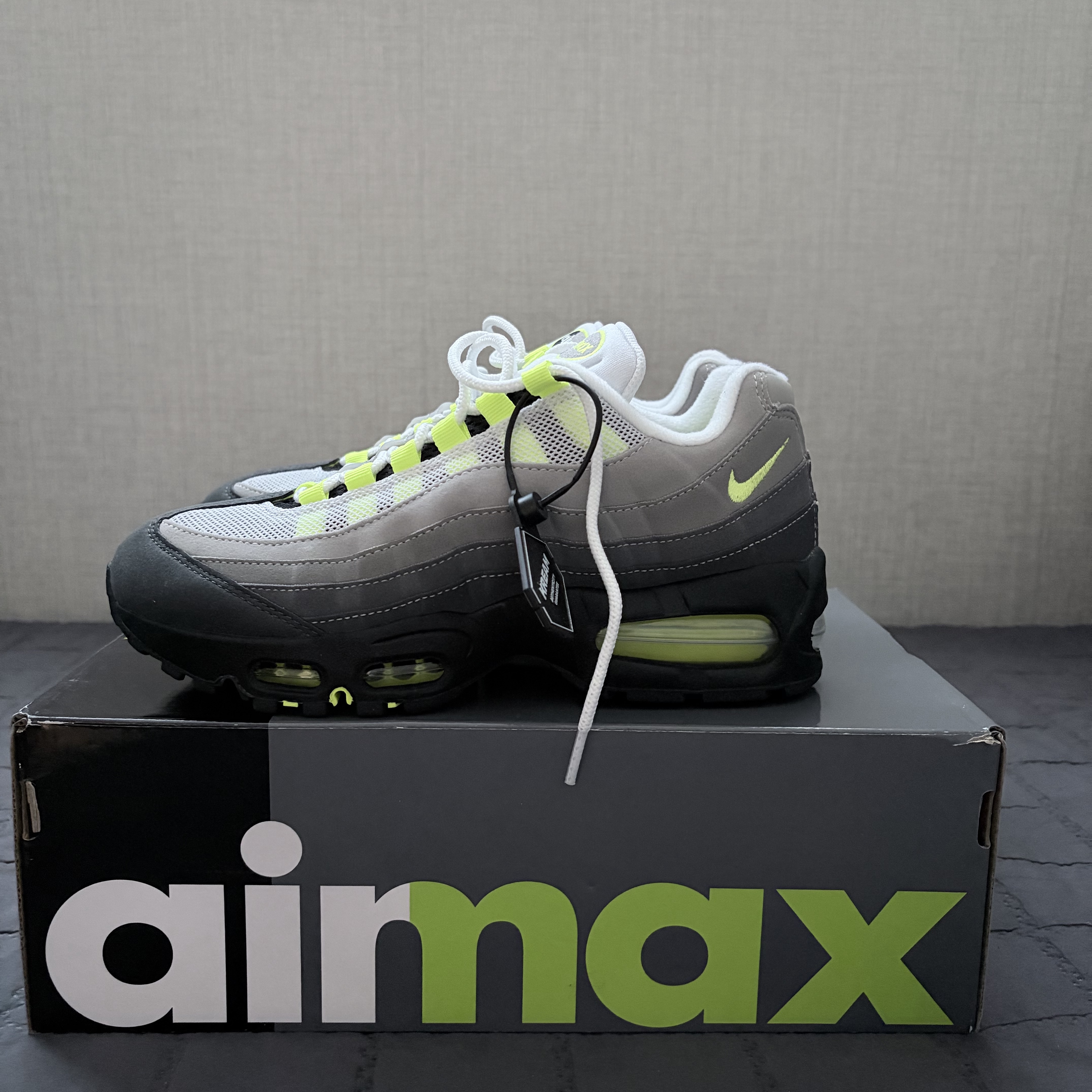 (W) Nike Air Max 95 OG Big Bubble Black Neon Yellow 착용 스타일 - 2