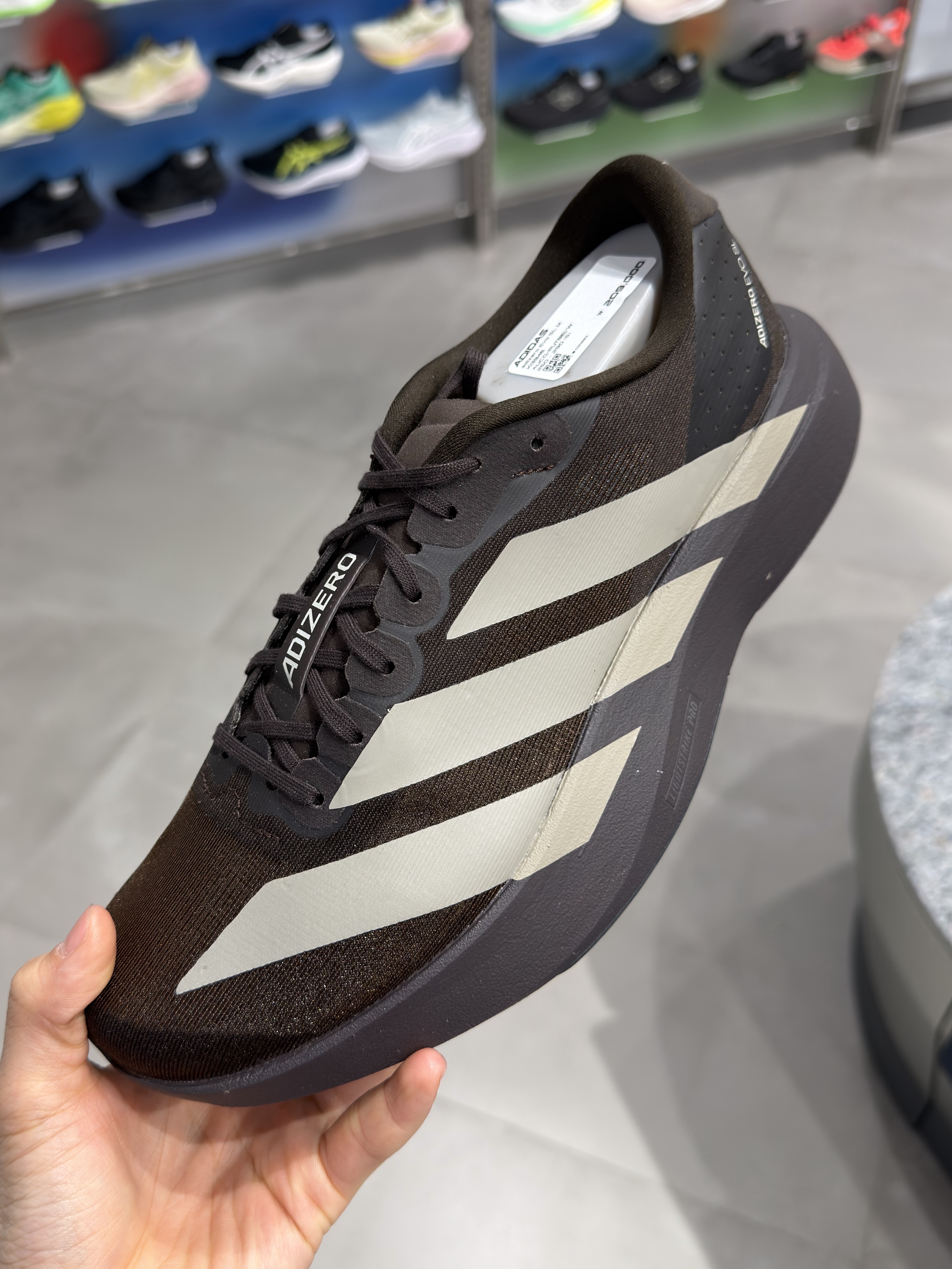 Adidas Hyperboost Edge Cloud White Equipment Blue, Adidas Hyperboost Edge Core Black Carbon 착용 스타일 - 4