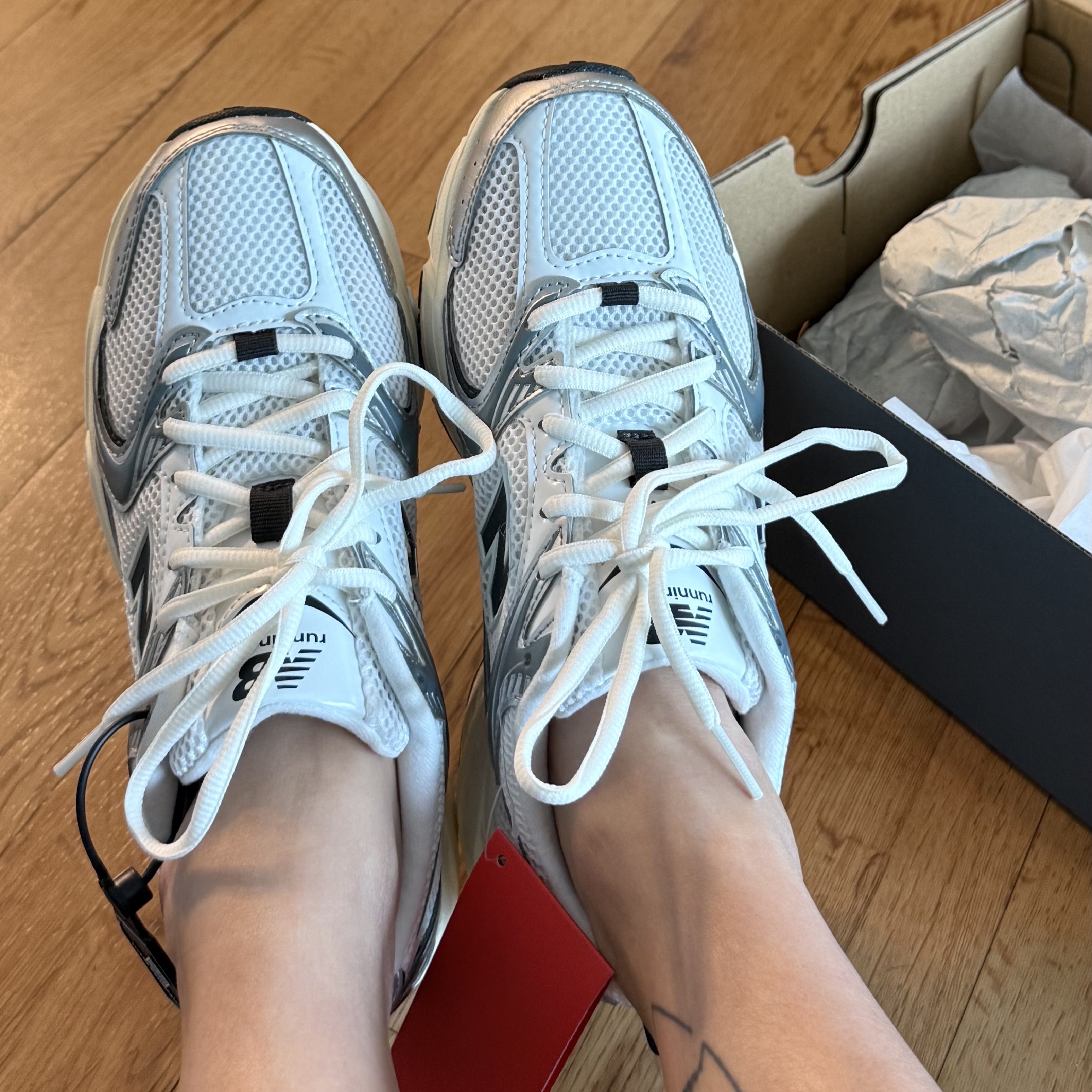 New Balance 530 Silver Metallic Black Cement 착용 스타일 - 2