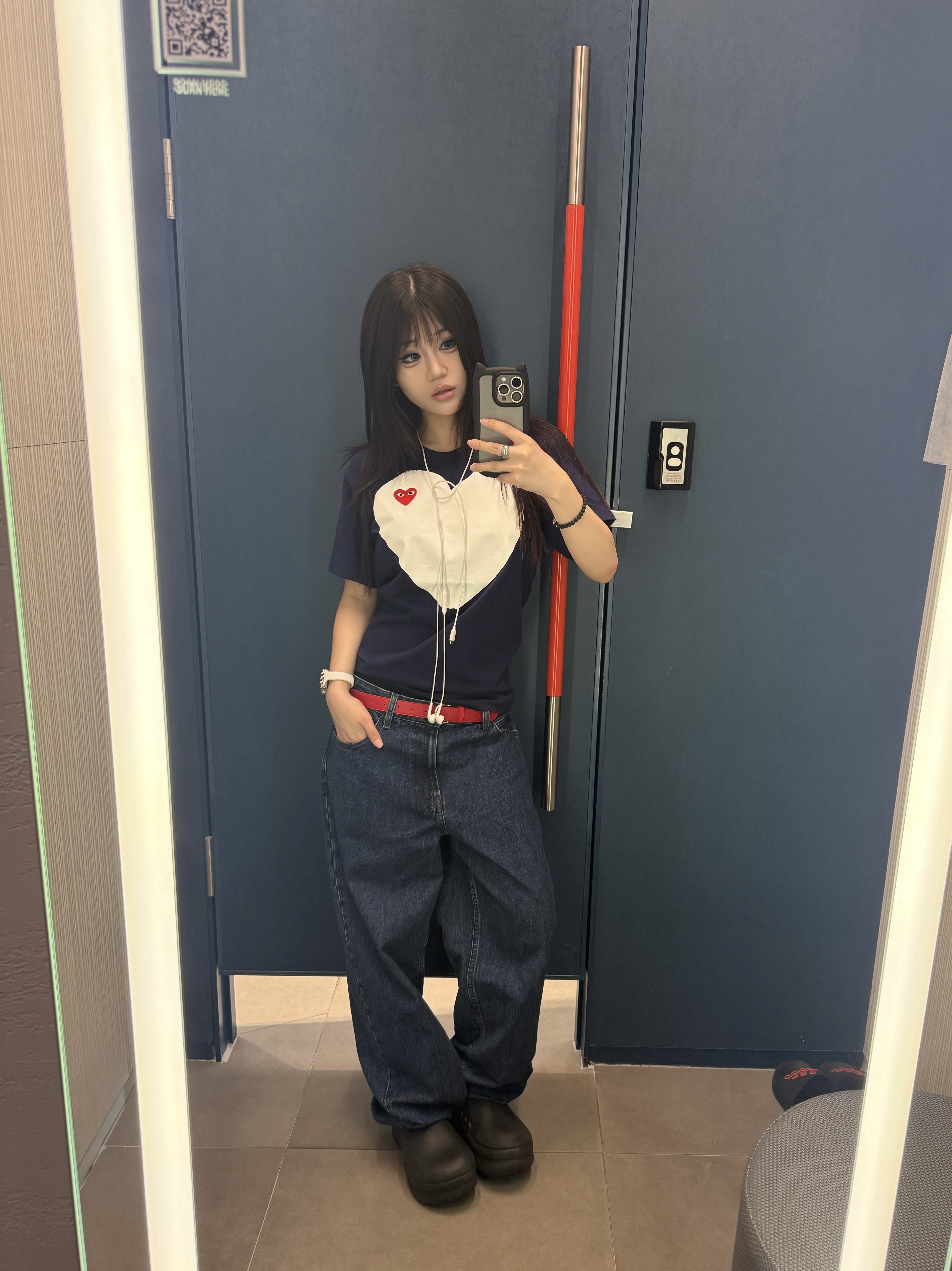Play Comme des Garcons Red Heart Printed White Heart T-Shirt Navy, (W) Adidas Adifom Stan Smith Mule Core Black 착용 스타일 - 3