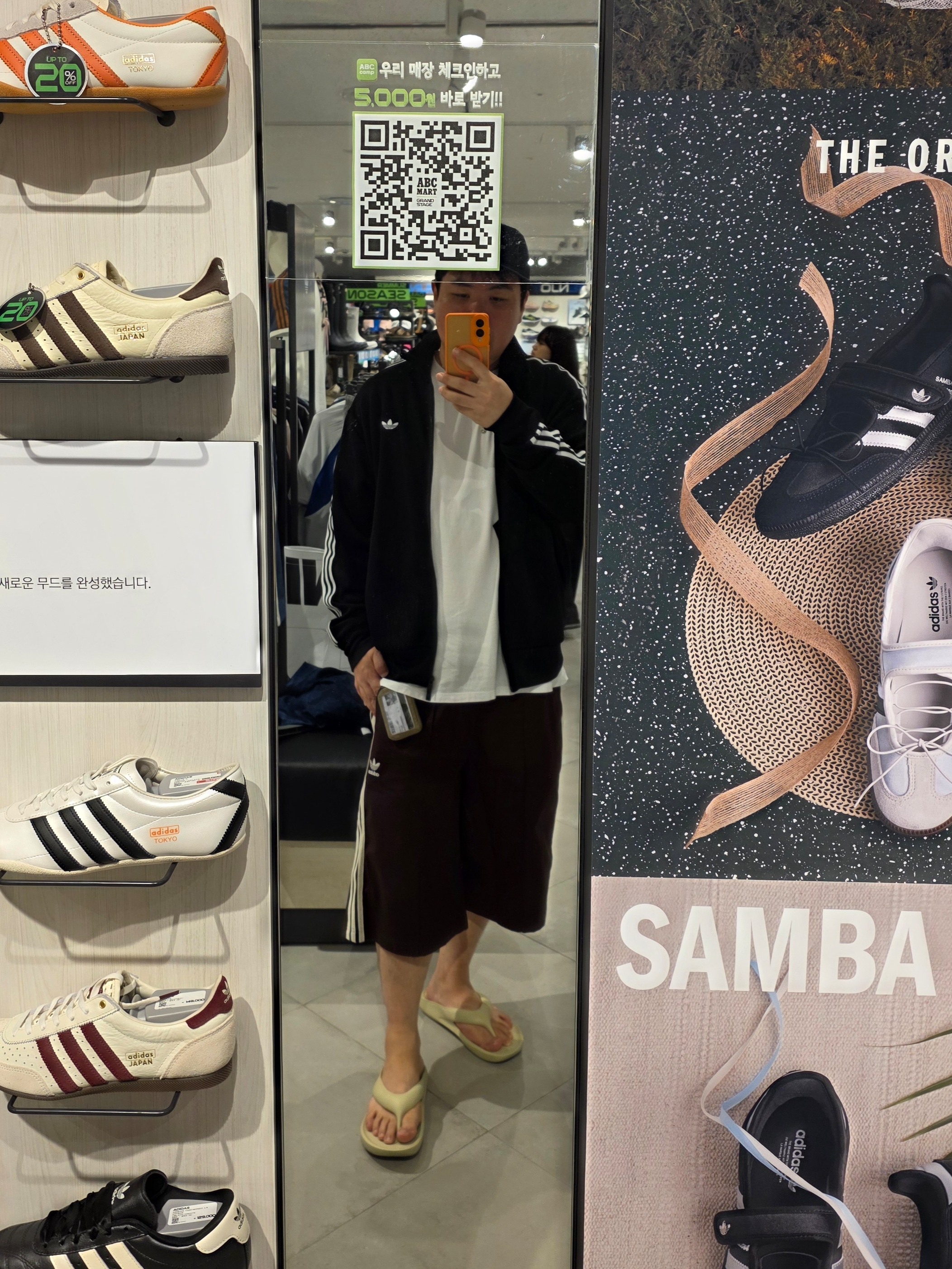 New Era x Fear of God Essentials Retro Crown 9FIFTY Strapback Navy, New Balance Rebound Flip Flop Light Yellow 착용 스타일 - 6