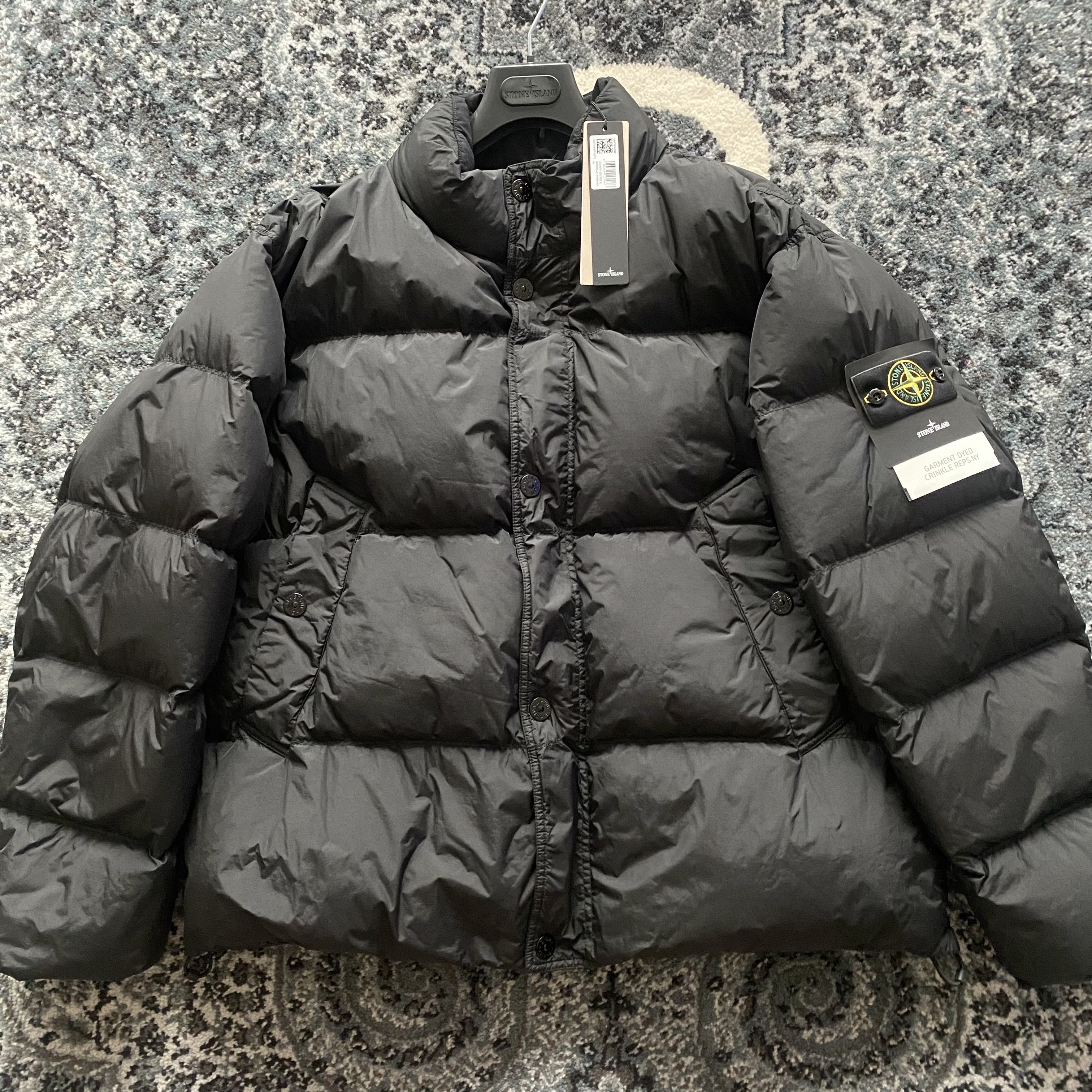 Stone Island 4100109 Nylon Short Down Jacket Black - 26FW, Stone Island 4100010 Crinkle Reps NY Recycled Nylon Down Jacket with Wind Resistant Black - 25FW 착용 스타일