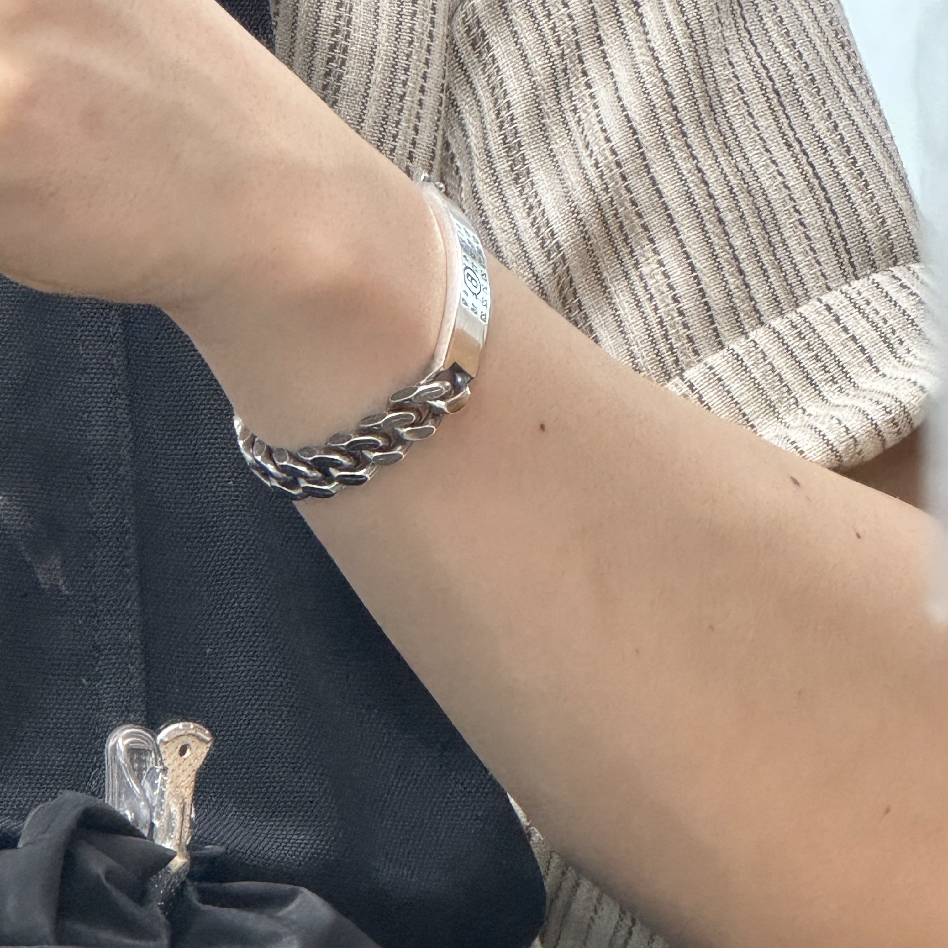 (W) MM6 Maison Margiela Classic Chain Bracelet Grey 착용 스타일