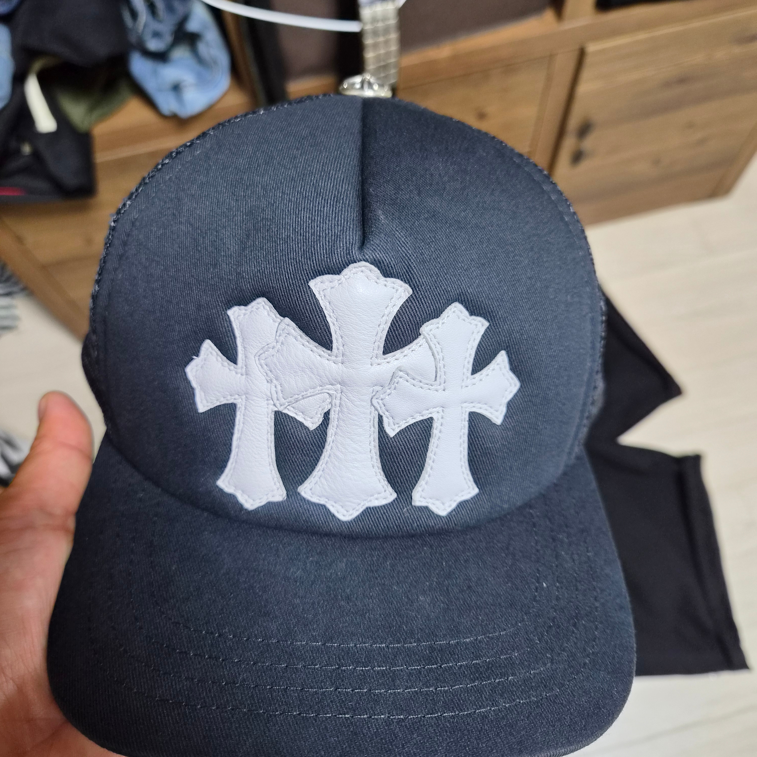 Chrome Hearts Cemetery Trucker Hat Black (Scroll Label Ver.) 착용 스타일 - 1