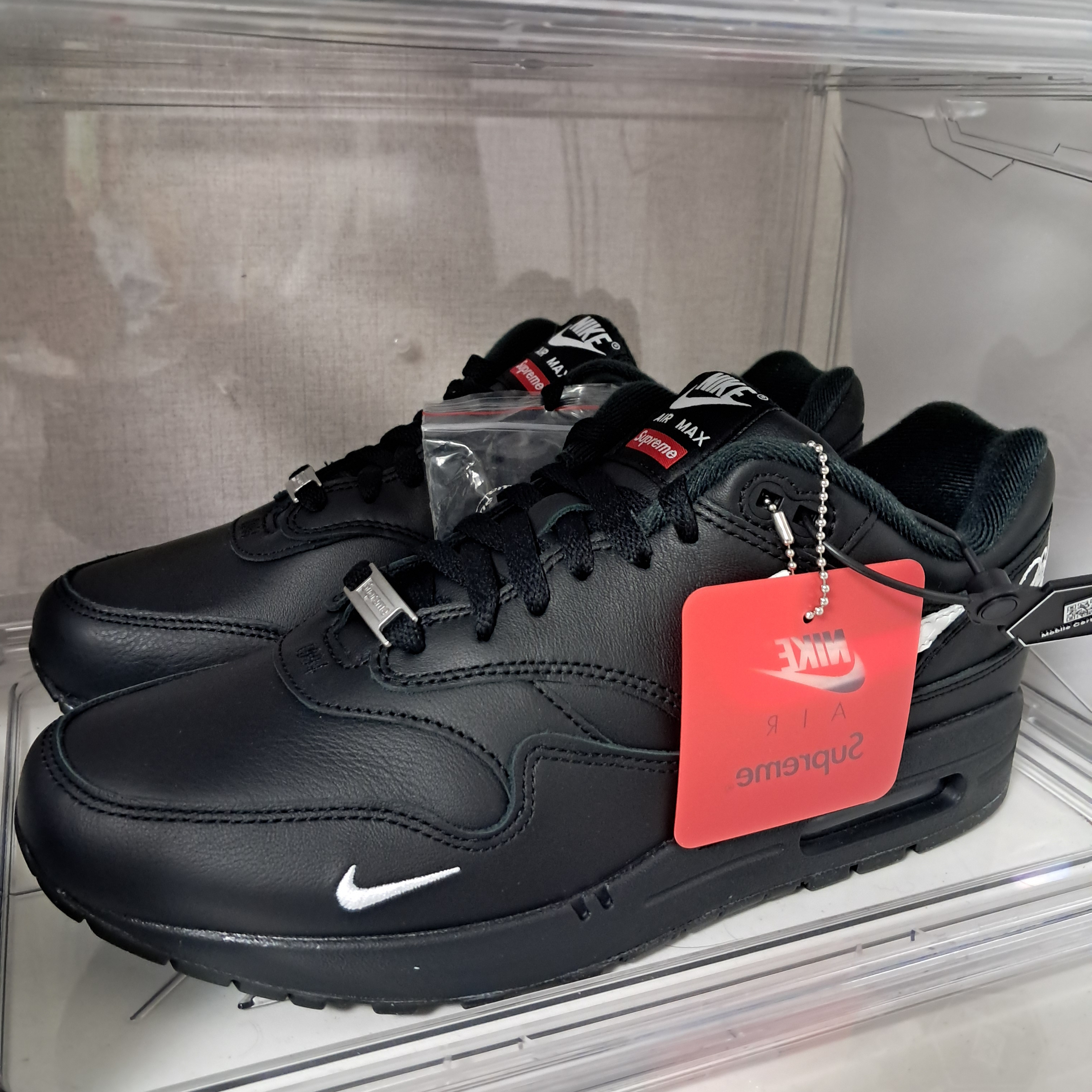Nike x Supreme Air Max 1 '87 Black White - 25SS 착용 스타일 - 1