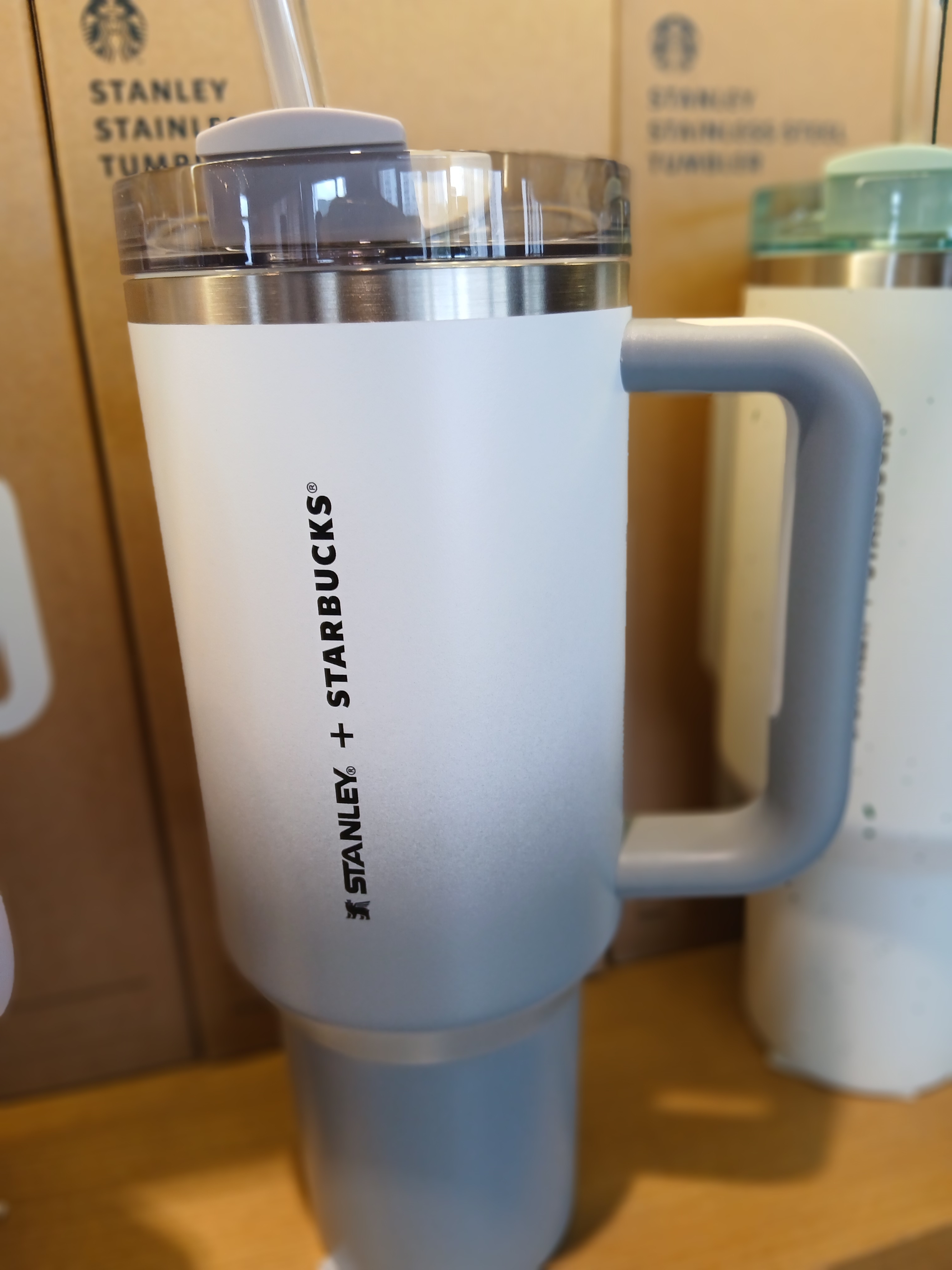 Starbucks SS Stanley Signature Quencher Tumbler 591ml, Starbucks SS Stanley Signature Quencher Tumbler 887ml 착용 스타일 - 5