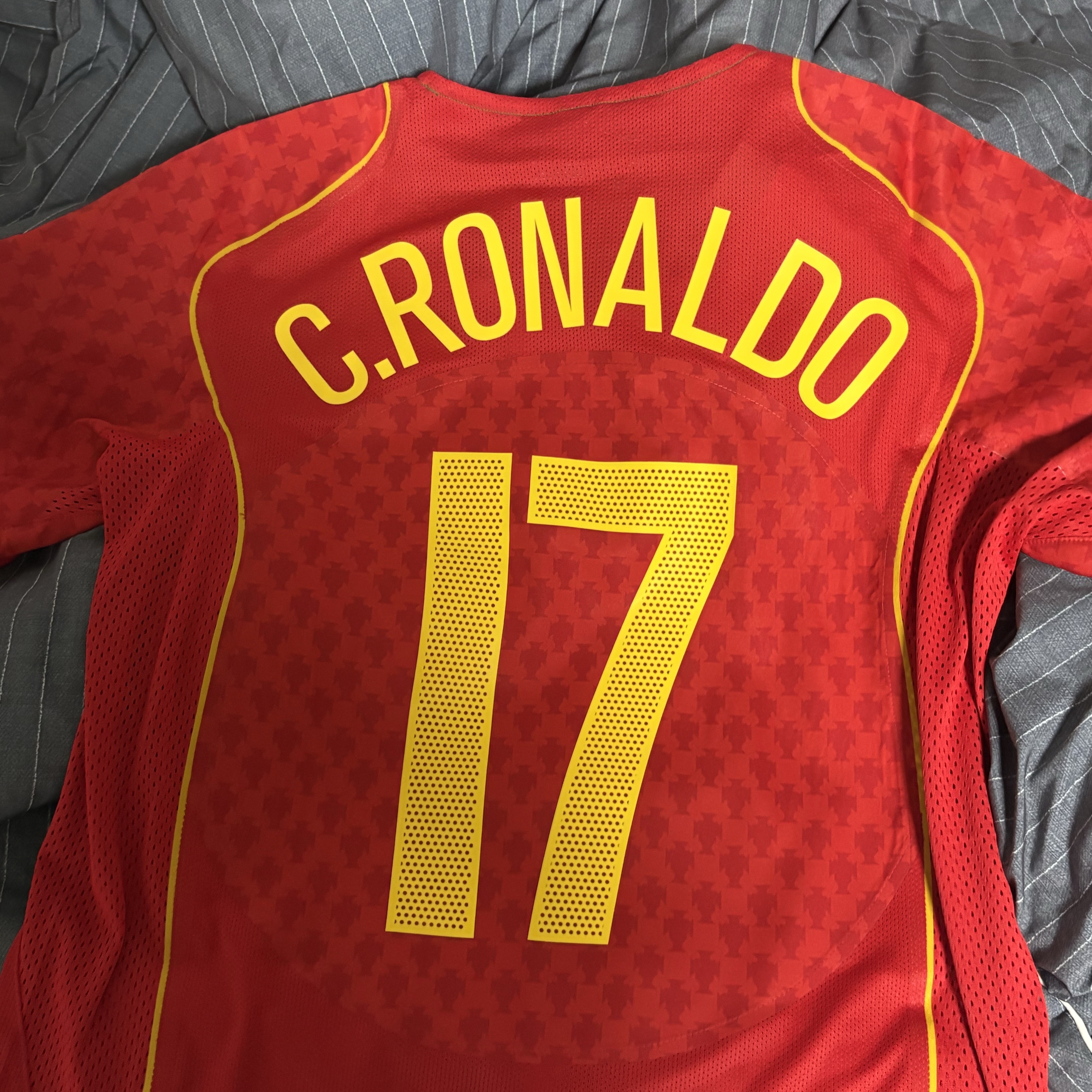 Nike Portugal 2004 Retro Soccer Replica Jersey Sport Red (Non Marking Ver.) 착용 스타일 - 2