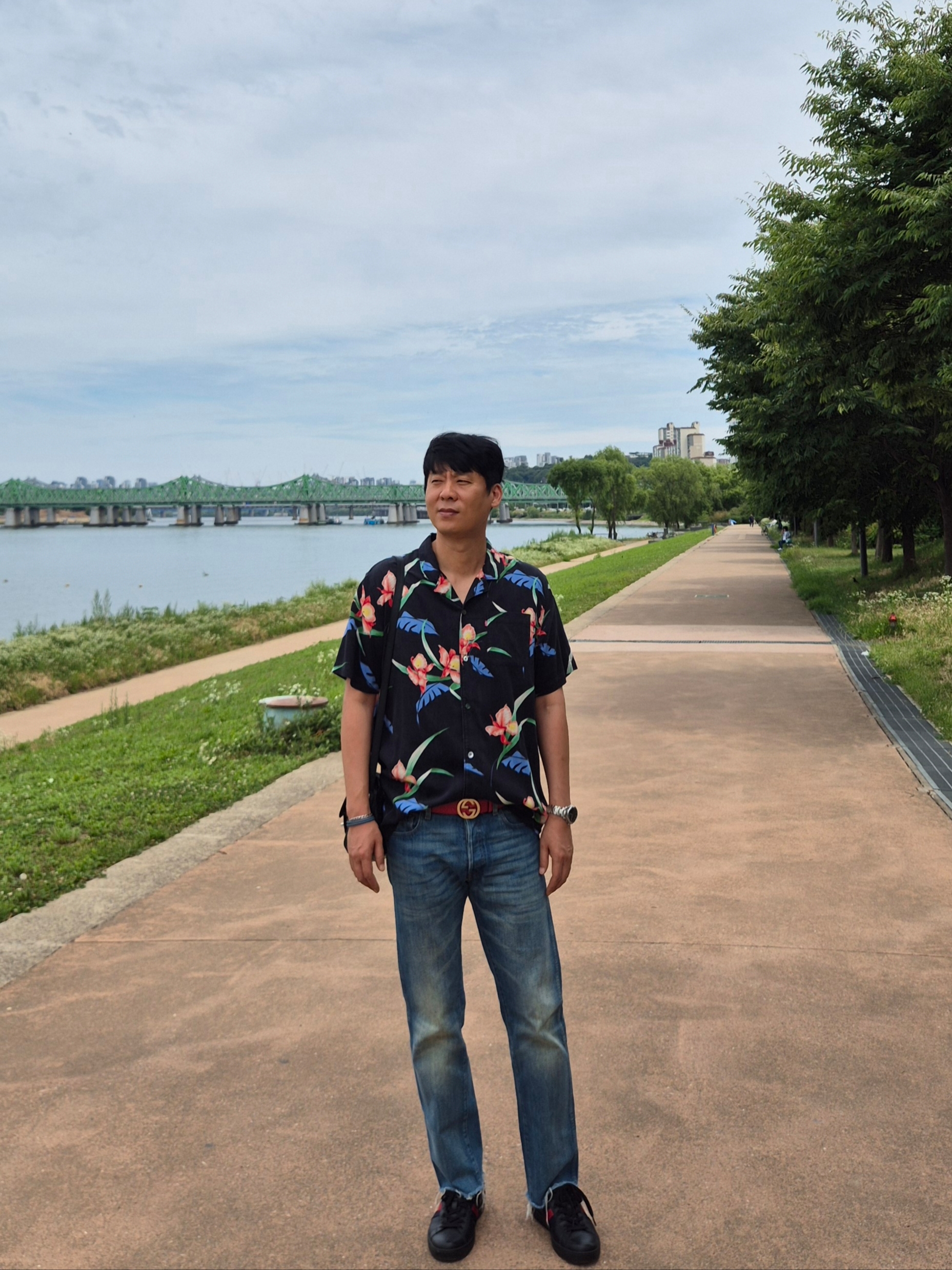 Gucci Tapered Washed Jeans Blue Denim, Gucci Ace Bee Embroidered Black 착용 스타일 - 2